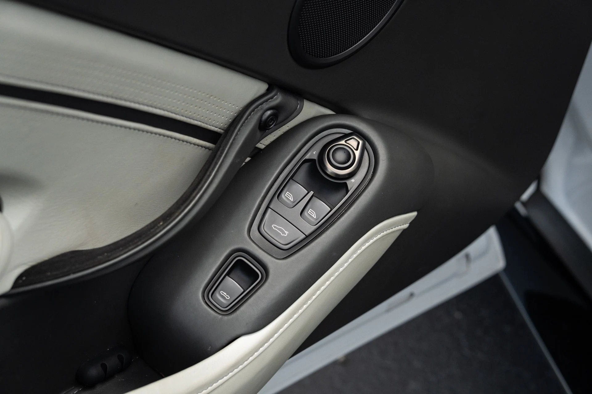 mph033_1915093810_Used_2023_Aston_Martin_Vantage_V8_1773336980_61548a81ab