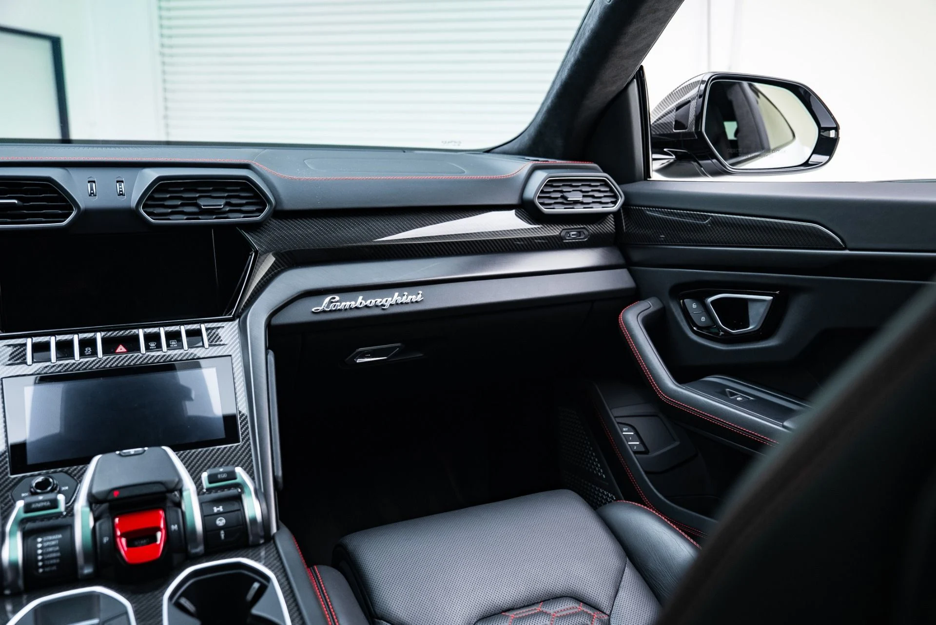 mph033_1915766042_Used_2022_Lamborghini_Urus_1764978367_98a4e02720