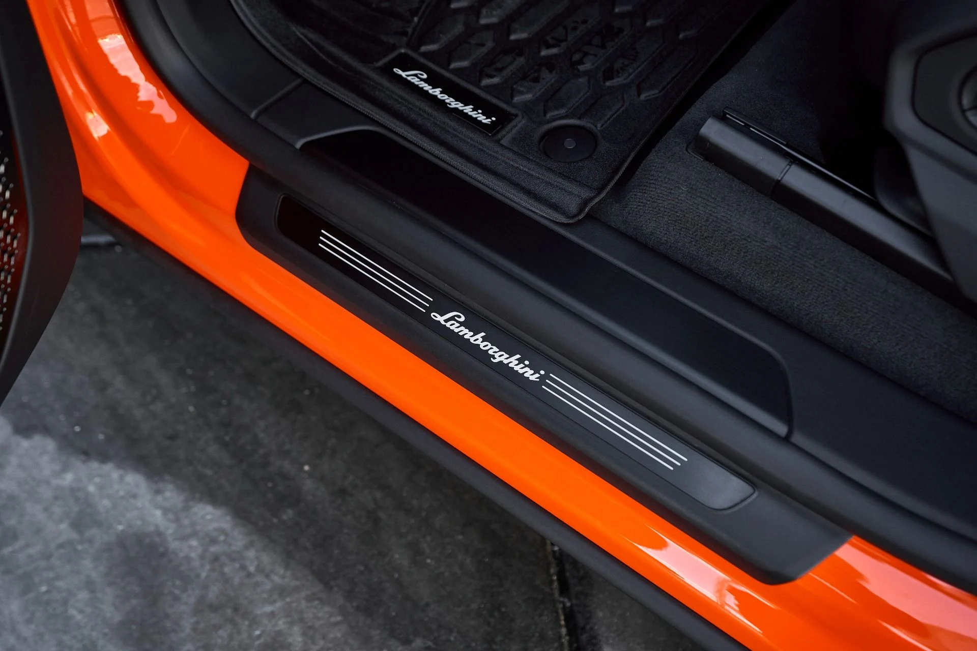 mph033_1926337681_Used_2025_Lamborghini_Urus_SE_1763604997_d20993296d