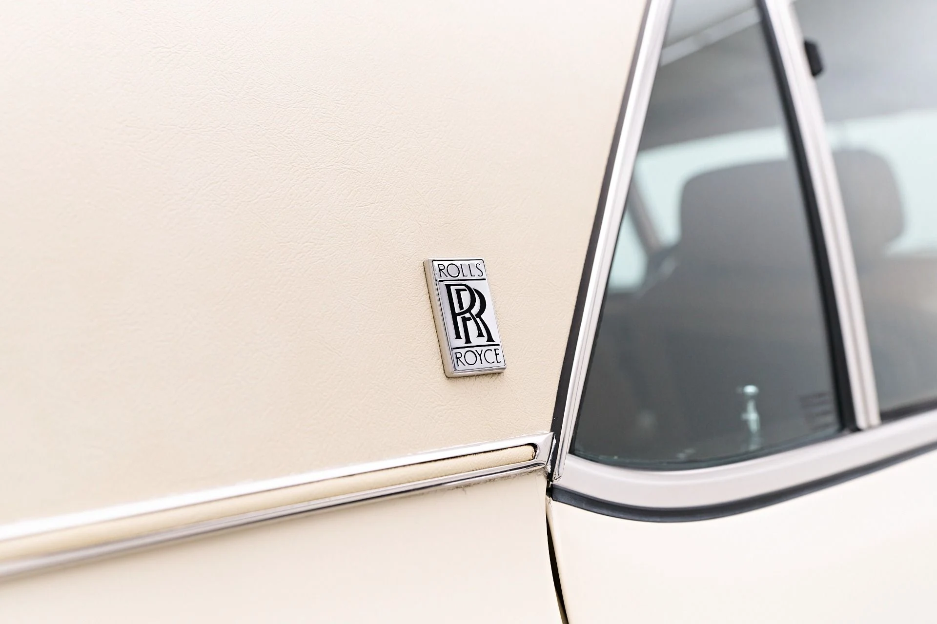 mph033_1930072061_Used_1990_Rolls_Royce_Silver_Spur_1755058774_1c28e3e46b
