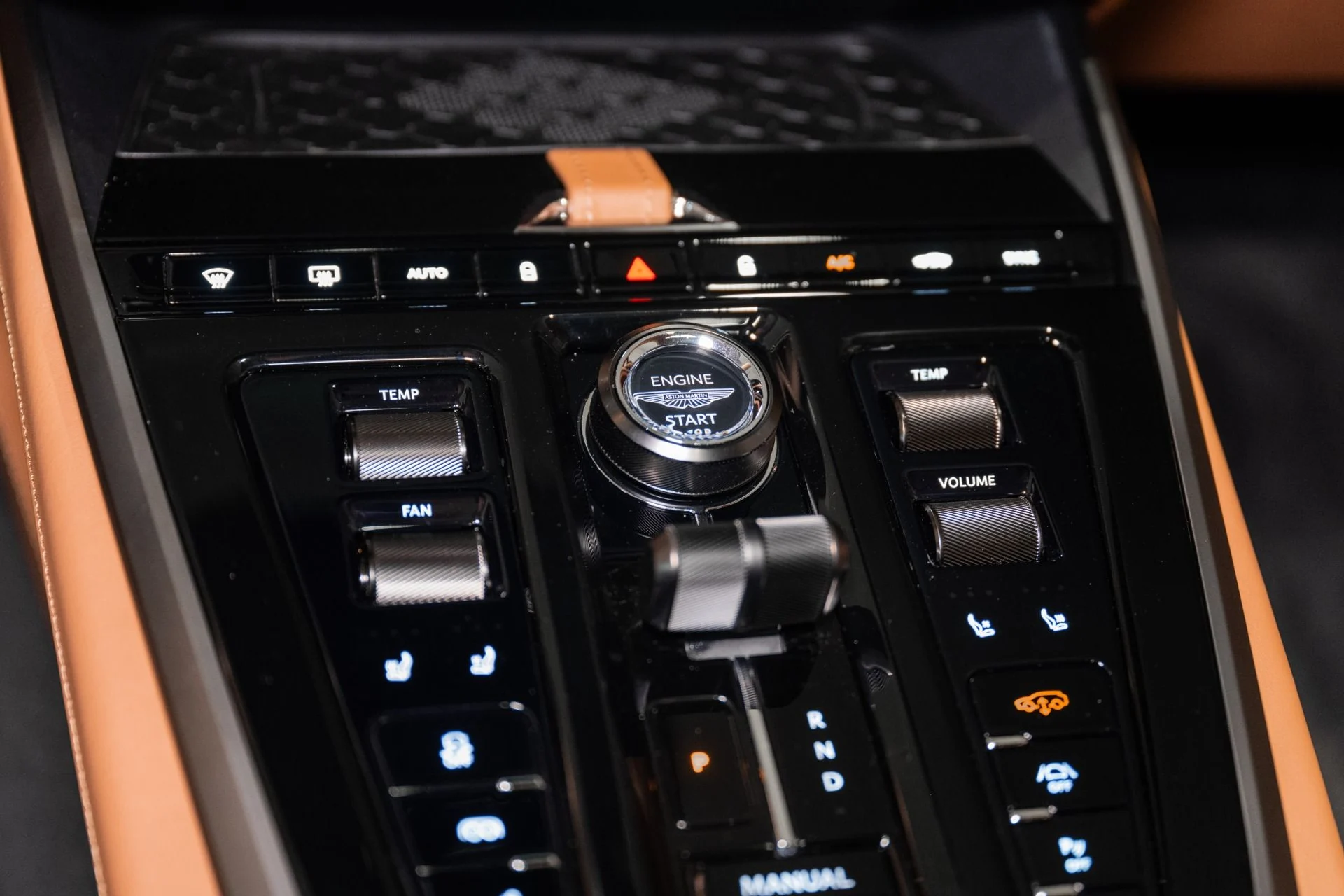 mph033_1937168517_New_2026_Aston_Martin_DBX_707_1765214112_c94f5f656b