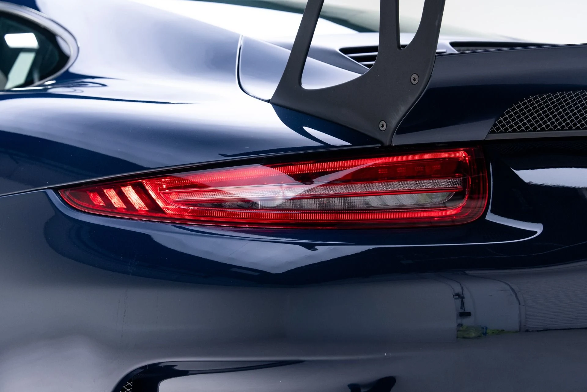 mph033_1948215313_Used_2016_Porsche_911_GT_3_RS_1774462832_1f3cfc5ec0