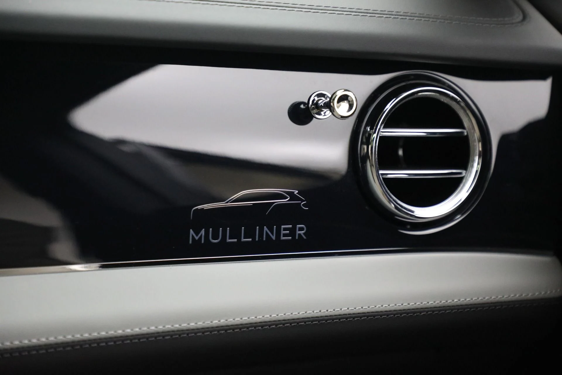 mph033_1953273110_New_2025_Bentley_Bentayga_EWB_Mulliner_V8_0c89ba01cc