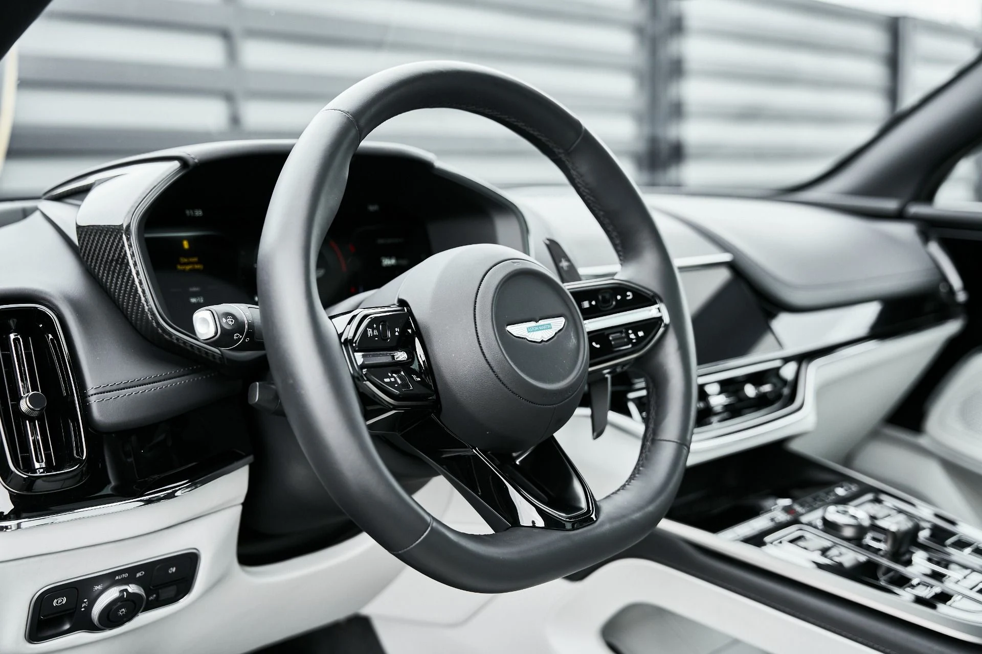 mph033_1958753319_Used_2025_Aston_Martin_DBX_707_1775007986_6c035248d4