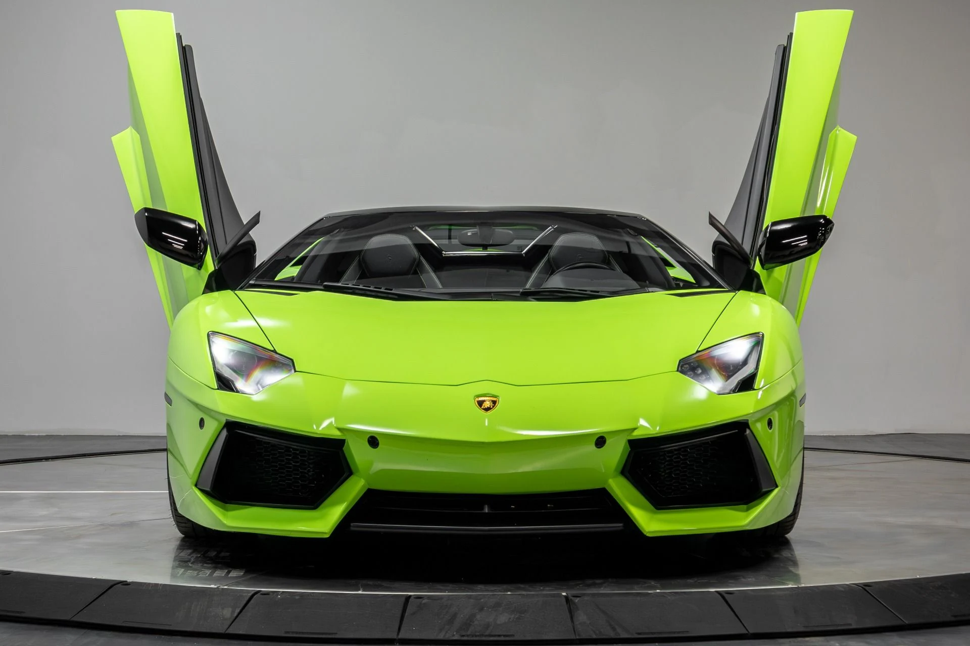 mph033_2014339024_Used_2015_Lamborghini_Aventador_1764723845_8065b0c711