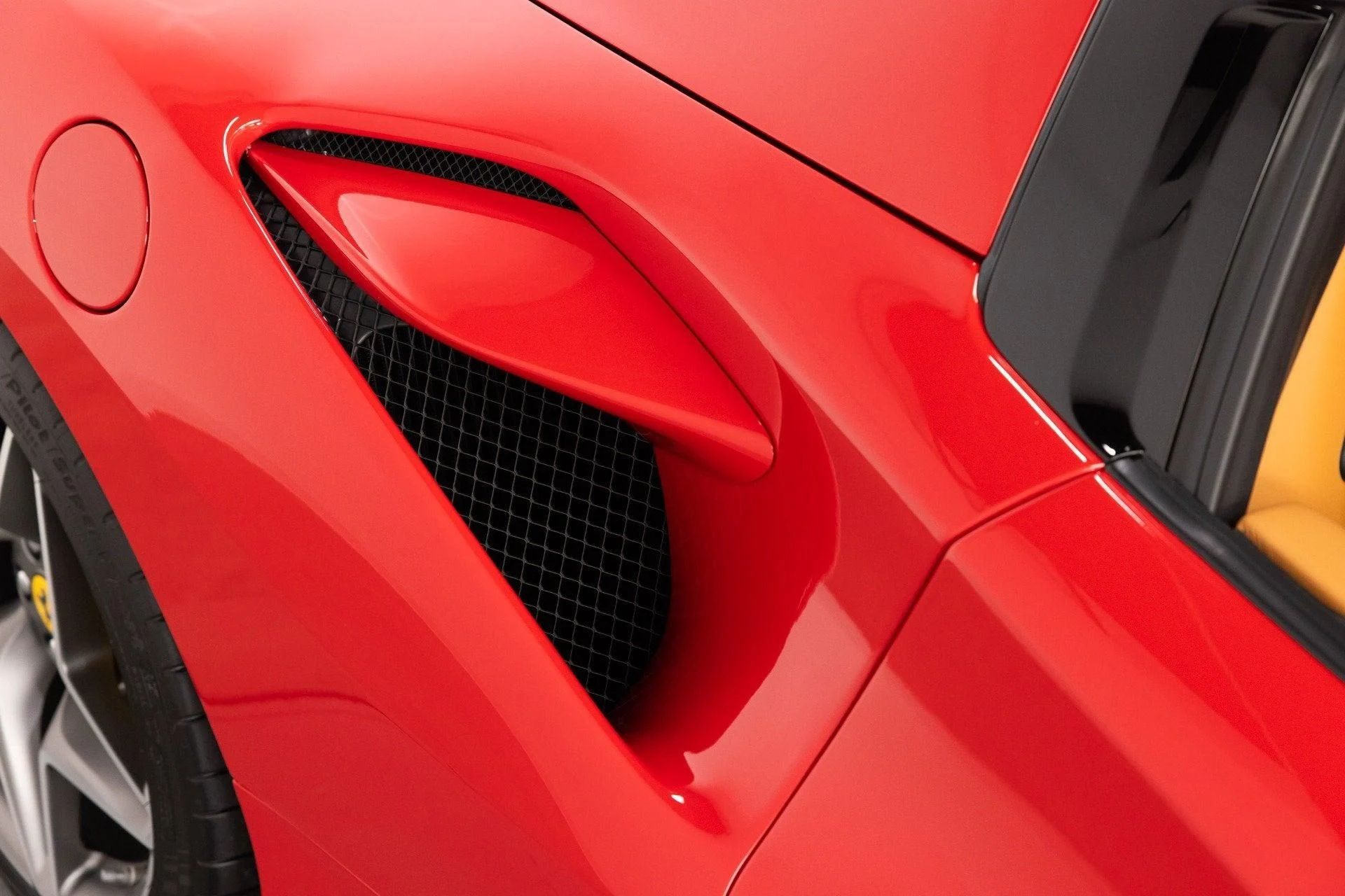 mph033_2027775363_Used_2021_Ferrari_F8_Spider_1788440823_ae1108fc35
