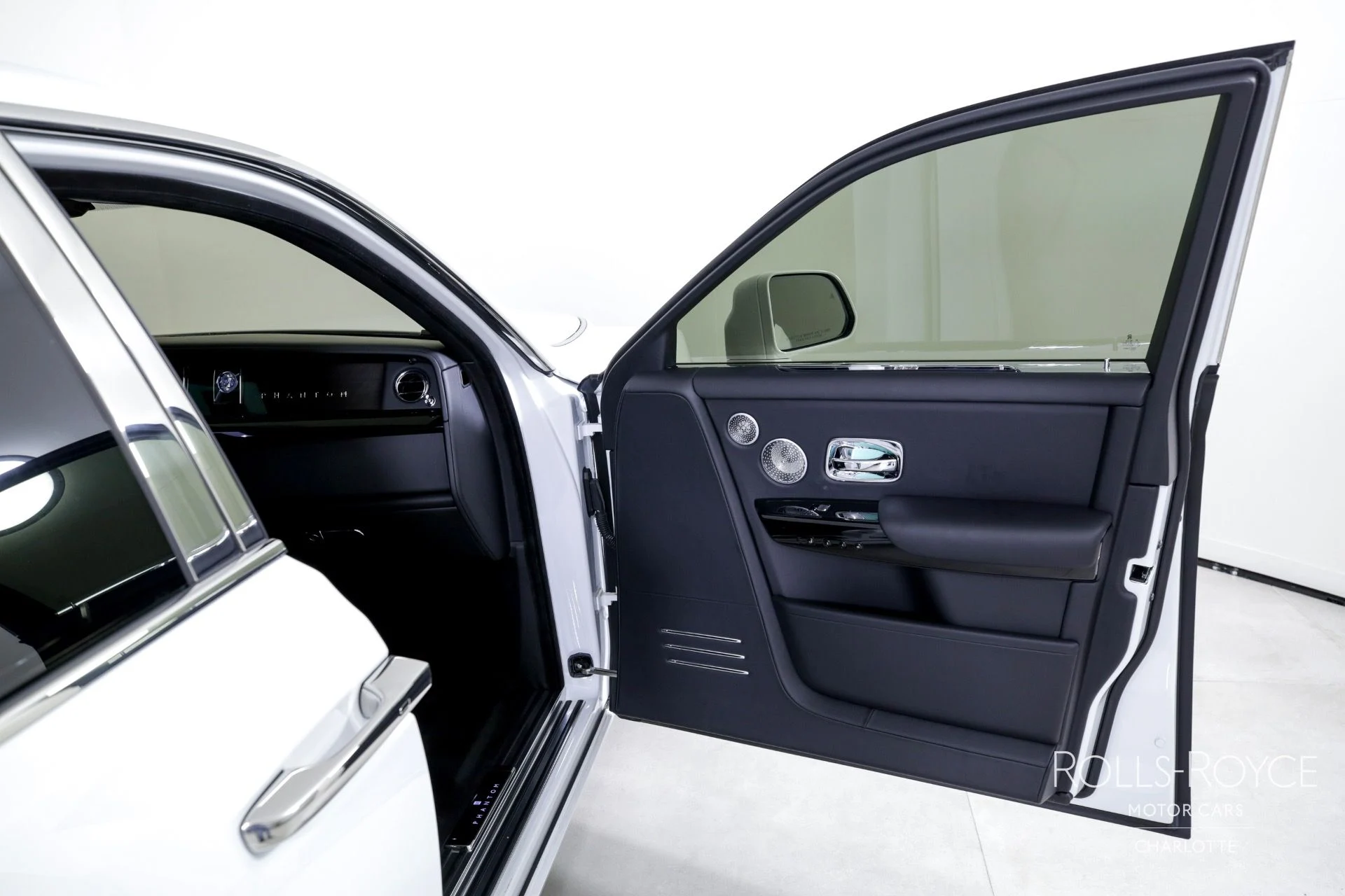 mph033_2027903568_Used_2023_Rolls_Royce_Phantom_1726254604_c654987776