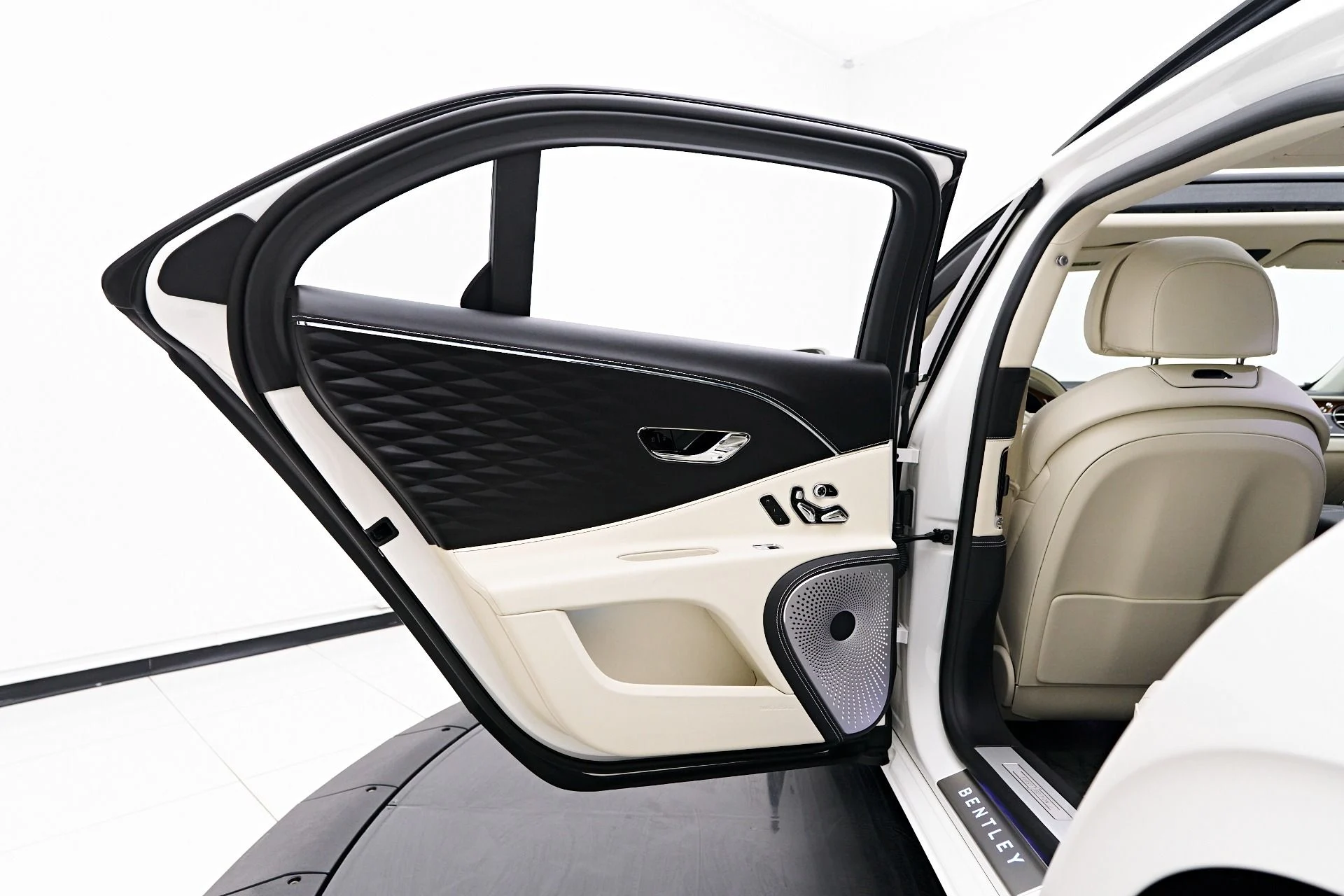 mph033_2032995976_Used_2021_Bentley_Flying_Spur_V8_1755391879_fe95dc0114