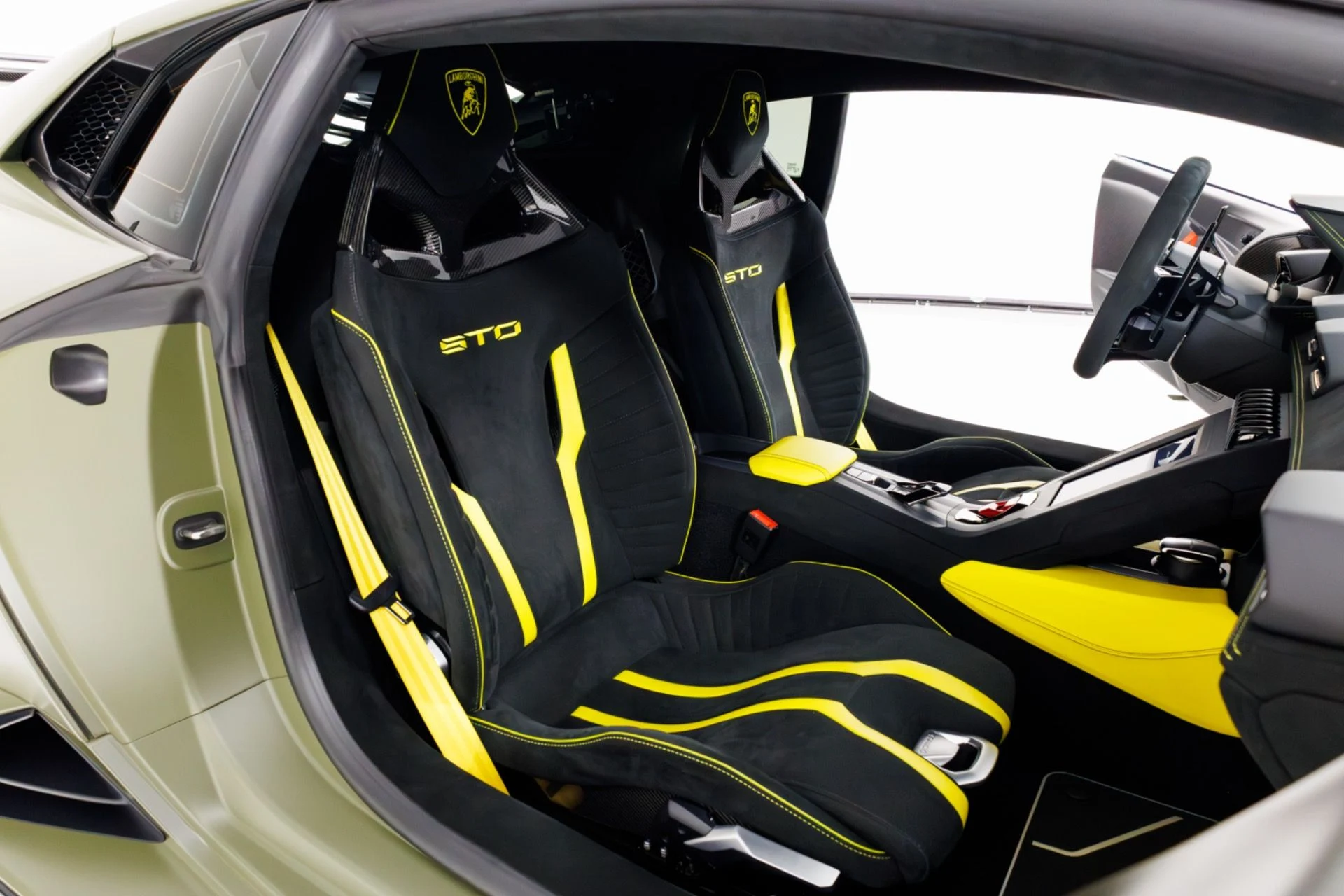 mph033_2039308014_Used_2022_Lamborghini_Huracan_STO_1770056112_691cfab1b0