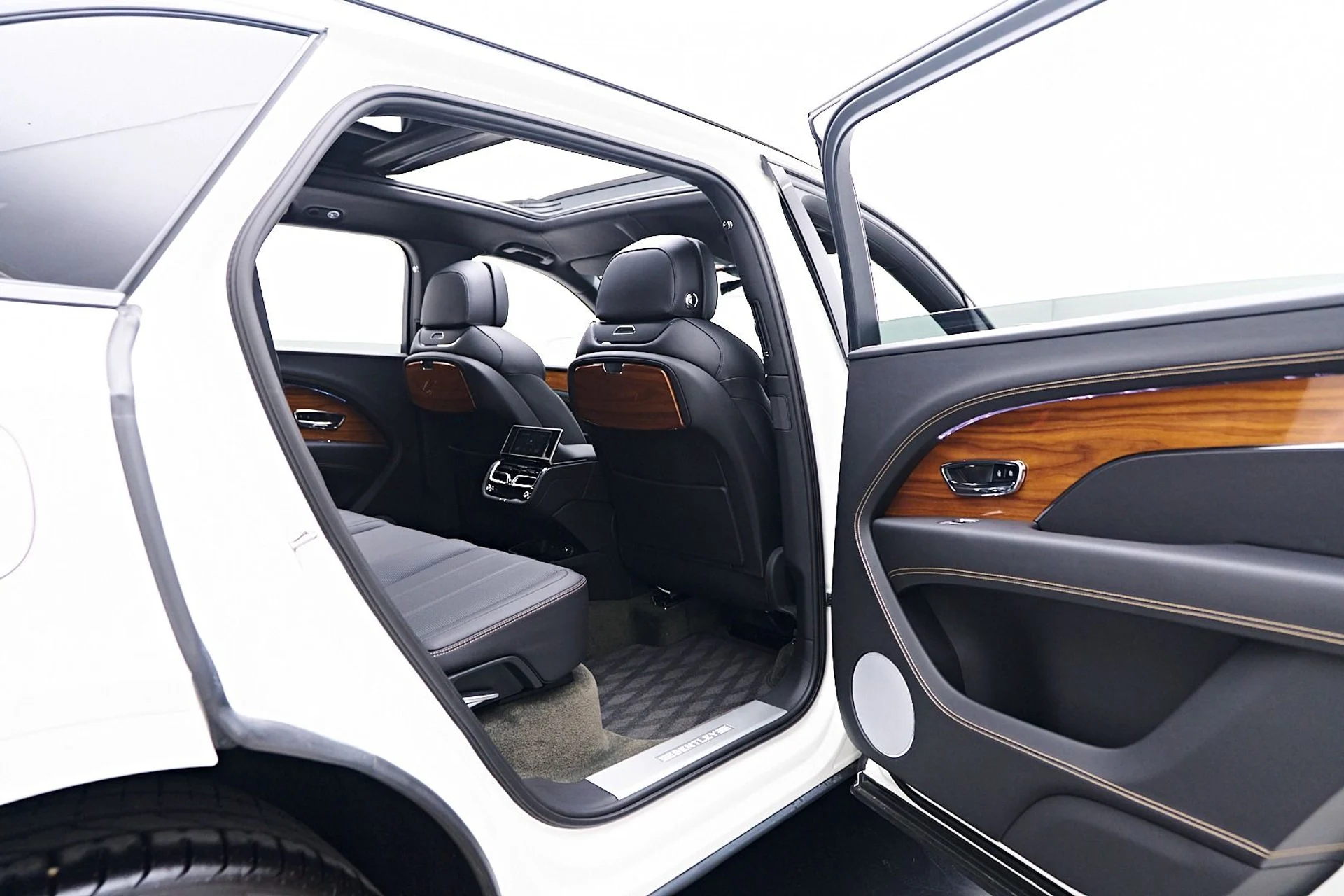 mph033_20478217_Used_2023_Bentley_Bentayga_EWB_Azure_1745273088_1104719207