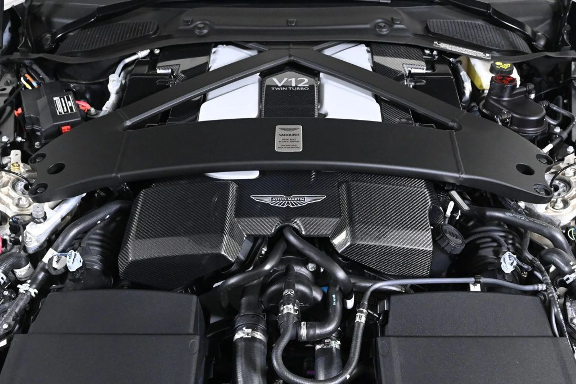 mph033_2050663260_new_2026_aston_martin_vanquish_volante_11350_22943643_33_1024_b017dc9207