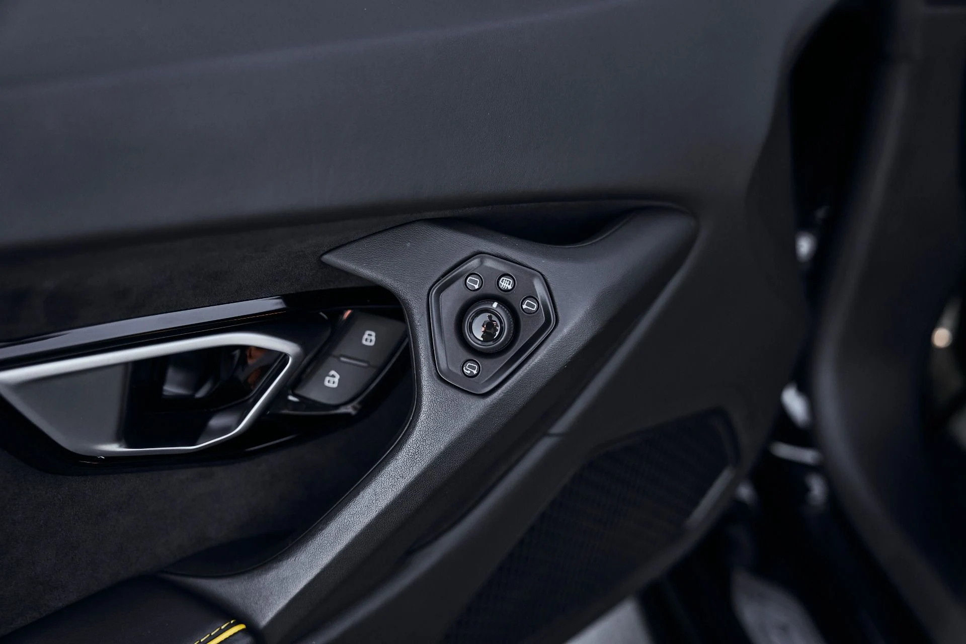 mph033_2073997175_Used_2021_Lamborghini_Huracan_EVO_Base_1774404985_0b8e0f3542