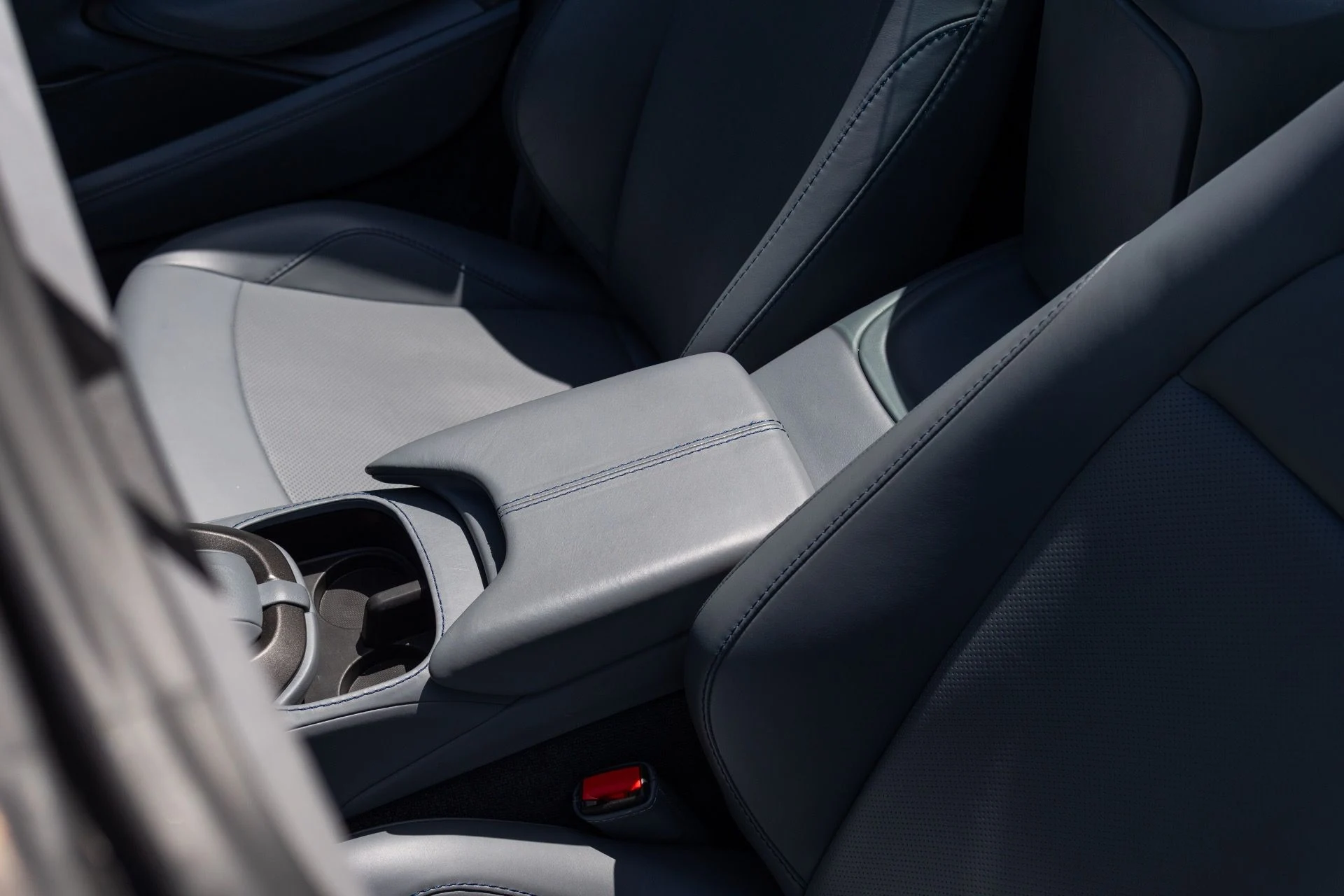 mph033_2100374797_Used_2021_Aston_Martin_Vantage_1774065878_6916457572