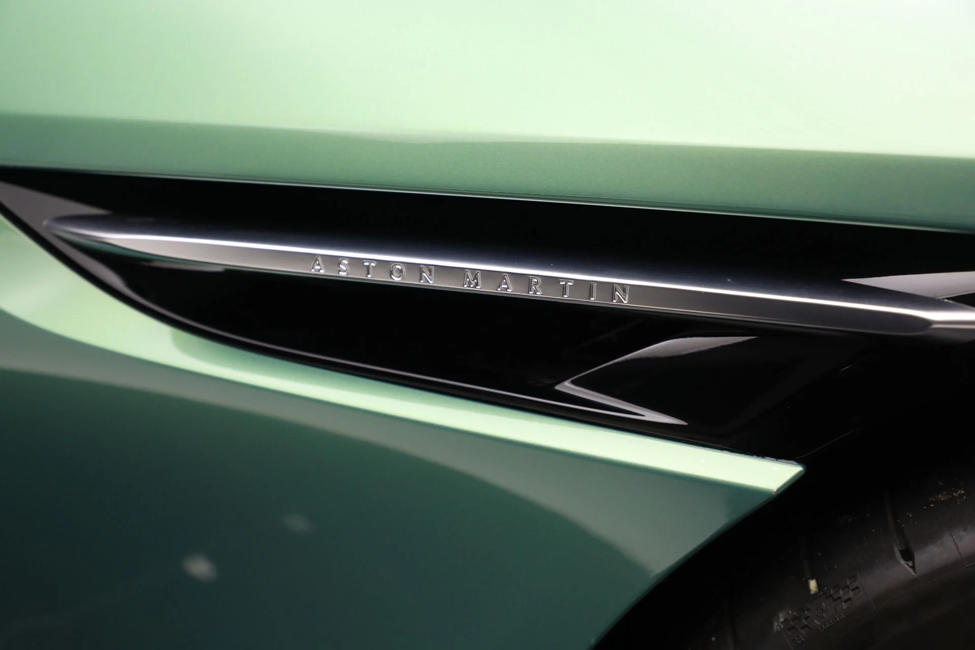 mph033_2142015704_New_2025_Aston_Martin_DB_12_Volante_f1ec7ee6cc