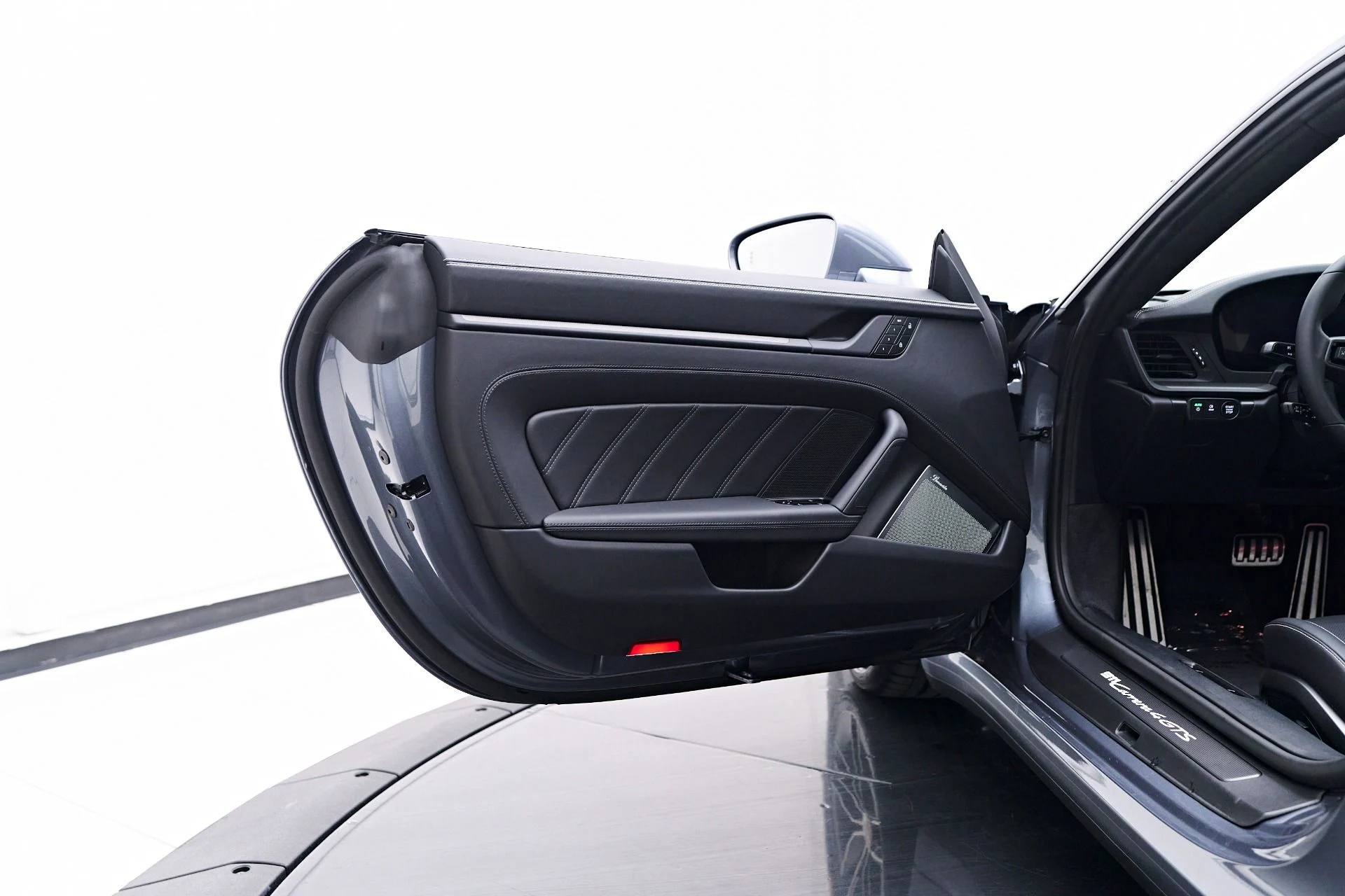 mph033_2149112227_Used_2025_Porsche_911_Carrera_4_GTS_1755103628_9b07abf33e