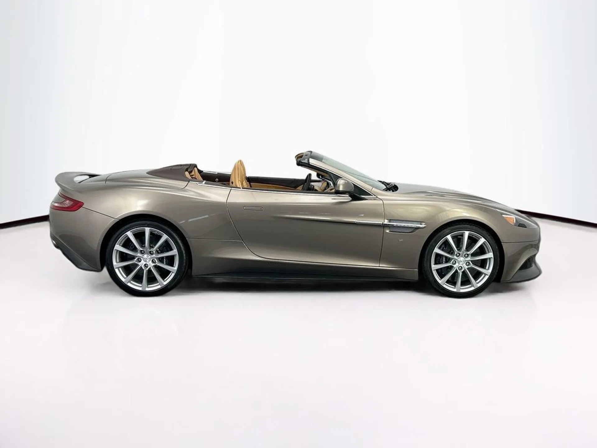 mph033_2157281607_used_2017_aston_martin_vanquish_volante_8119_22986074_34_1024_833ce9f05b