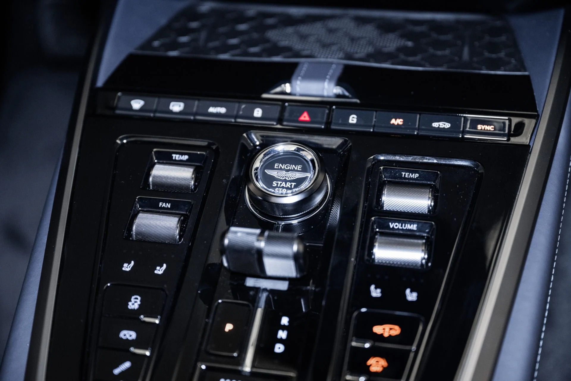 mph033_2198913793_Used_2025_Aston_Martin_DBX_707_1754709382_af8e69afe4