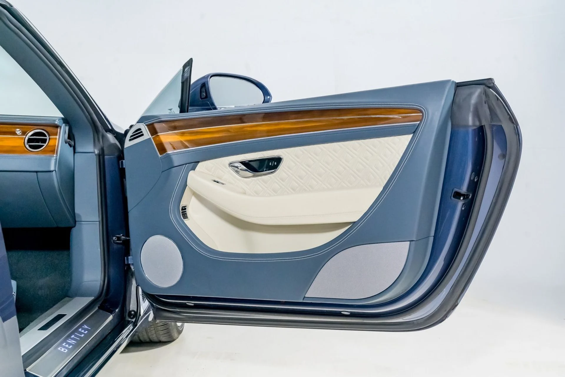 mph033_2215881991_9096b21da0544ab68d5c8f82940eae1d_dada6b9f57