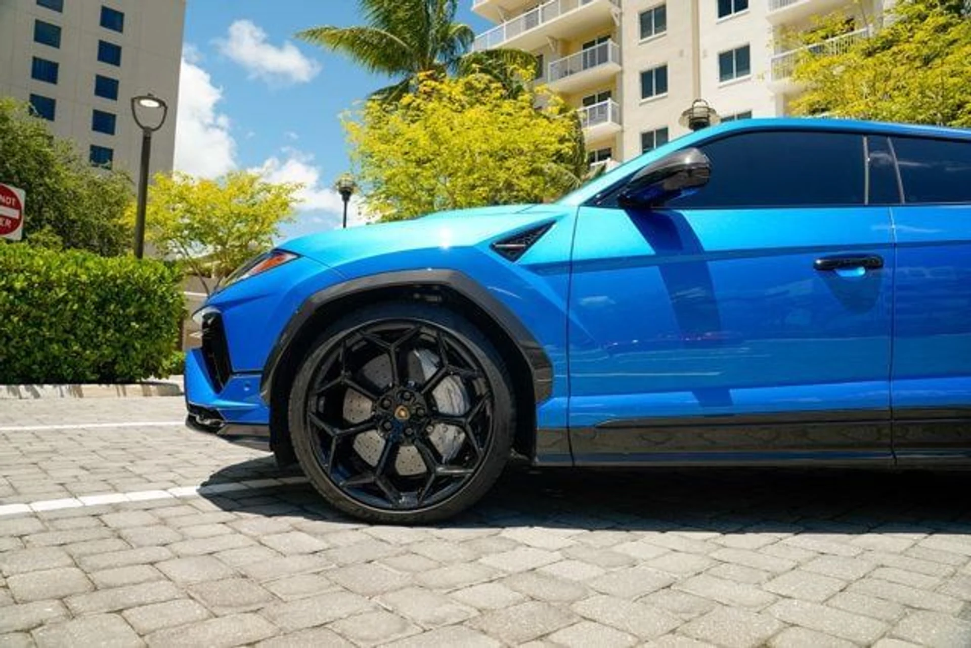 mph033_2239350887_used_2024_lamborghini_urus_performanteawd_14354_22887761_34_640_afd221ffd8
