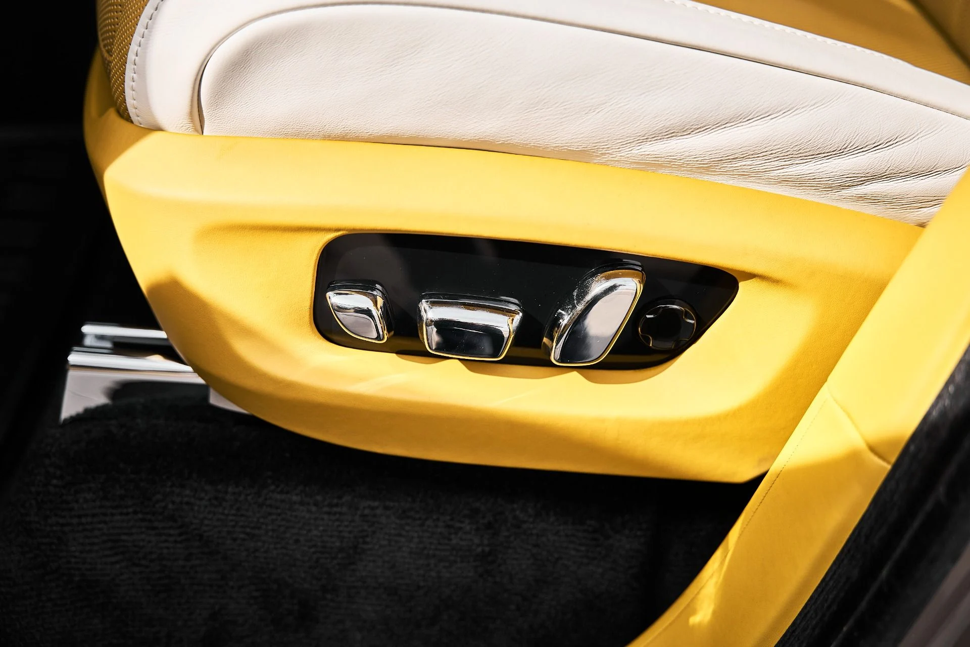 mph033_2244644825_Used_2026_Rolls_Royce_Cullinan_Black_Badge_1776556032_6d0180e0c0