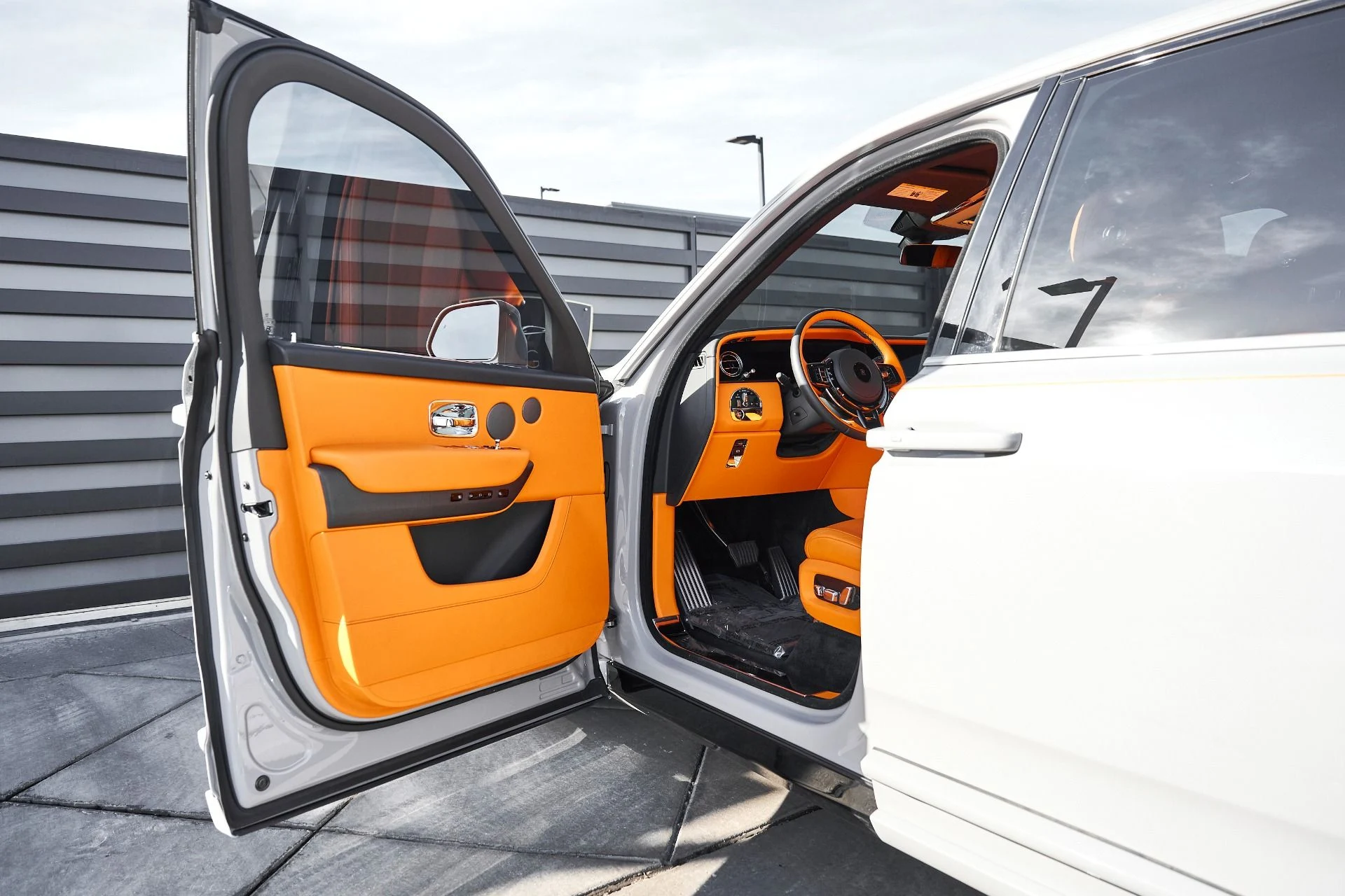 mph033_225204275_Used_2025_Rolls_Royce_Cullinan_1766456638_cf7d28102a