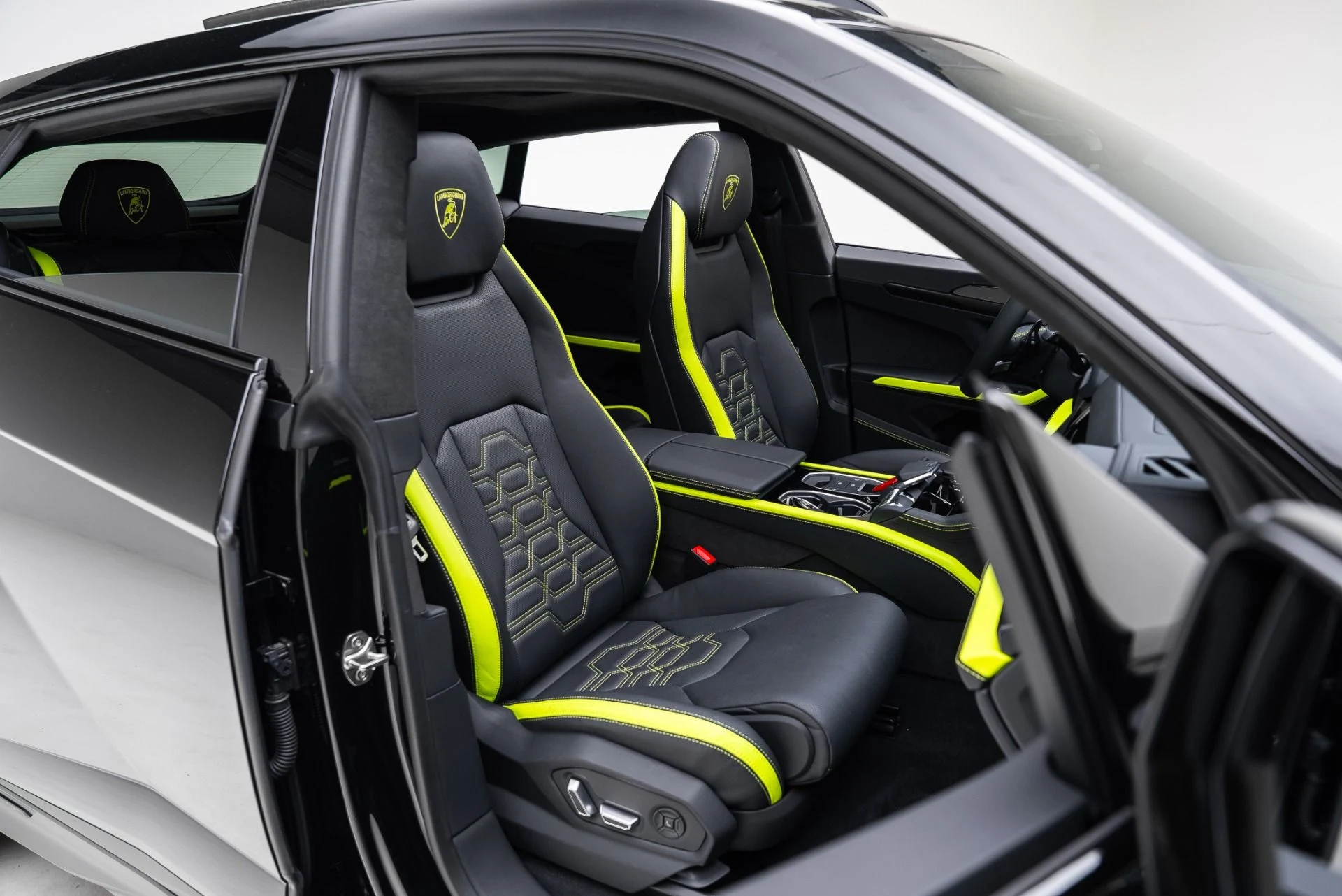 mph033_226338370_Used_2025_Lamborghini_Urus_SE_1767912073_af20a0d8a6