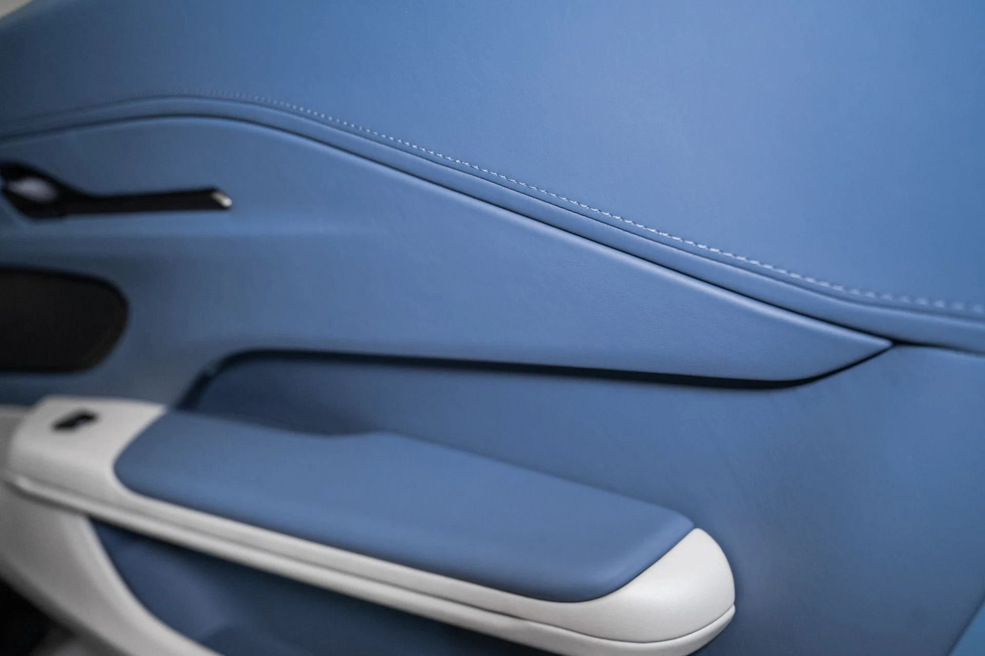 mph033_2284896610_New_2026_ASTON_MARTIN_VANTAGE_1759240597_dd1e9101b3