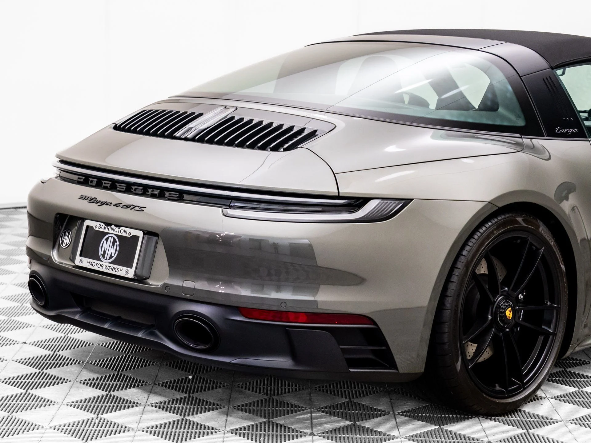 mph033_229425553_5bb8d5bebee1a56888df4ecf476f6a60x_c9ce7eb687