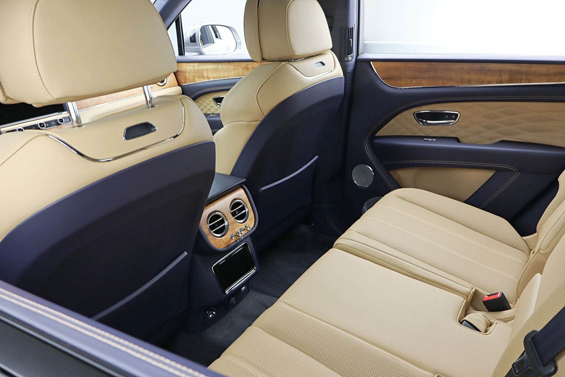 mph033_2301386597_Used_2025_Bentley_Bentayga_Azure_V8_LEASE_OPTIONS_AVAILABLE_3f184bfad0