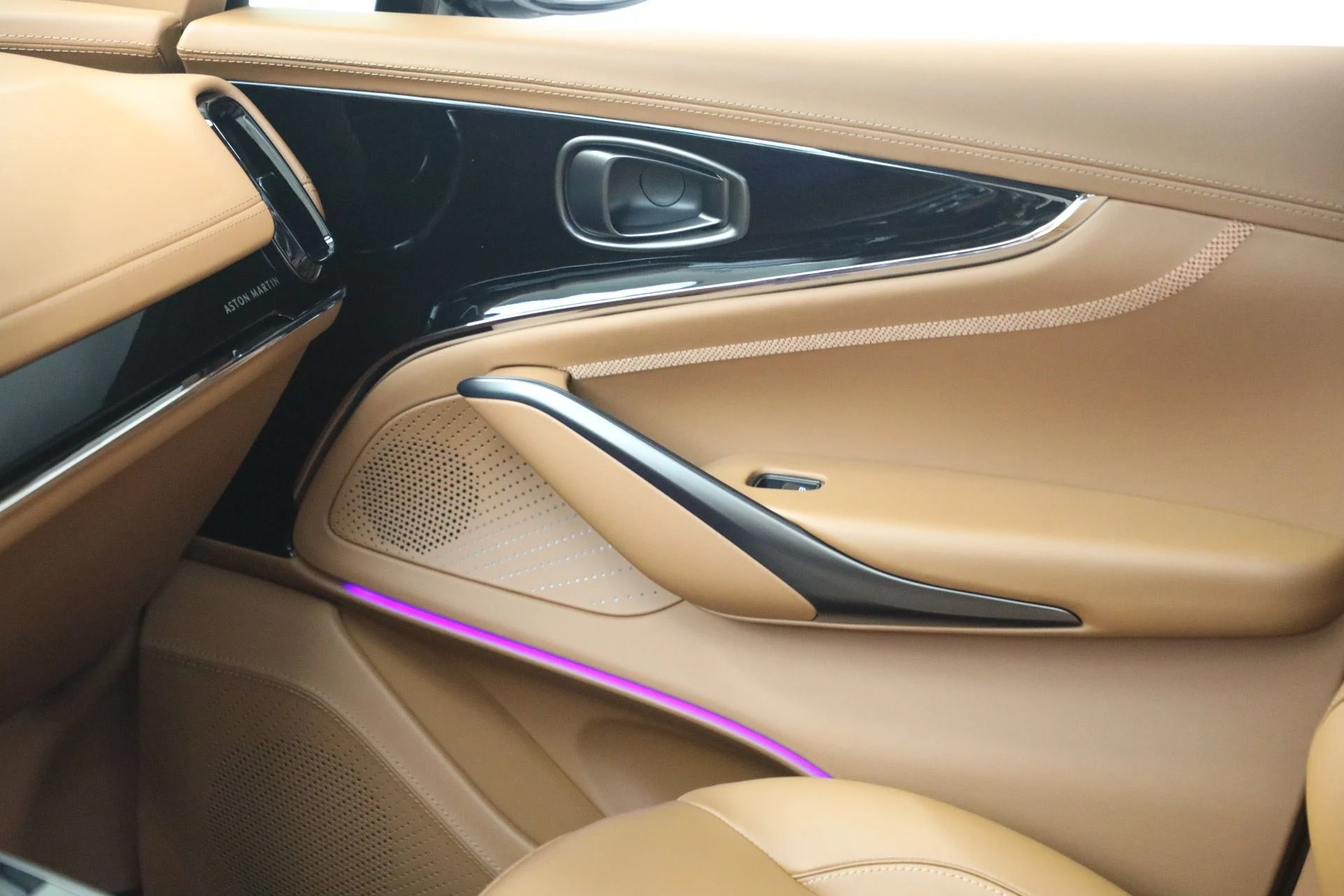 mph033_2314714415_New_2026_Aston_Martin_DBX_707_1767986610_3e2554dba4