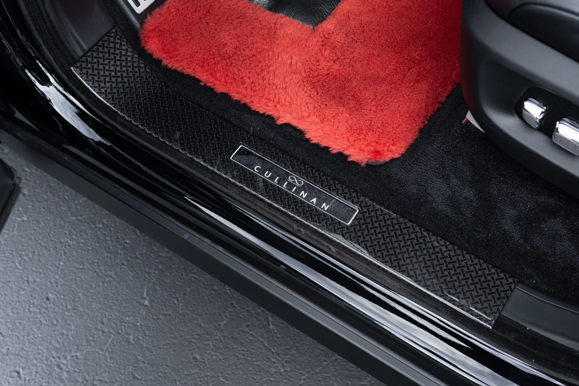 mph033_2315384045_Used_2022_Rolls_Royce_Black_Badge_Cullinan_1776130970_ad1756a25a