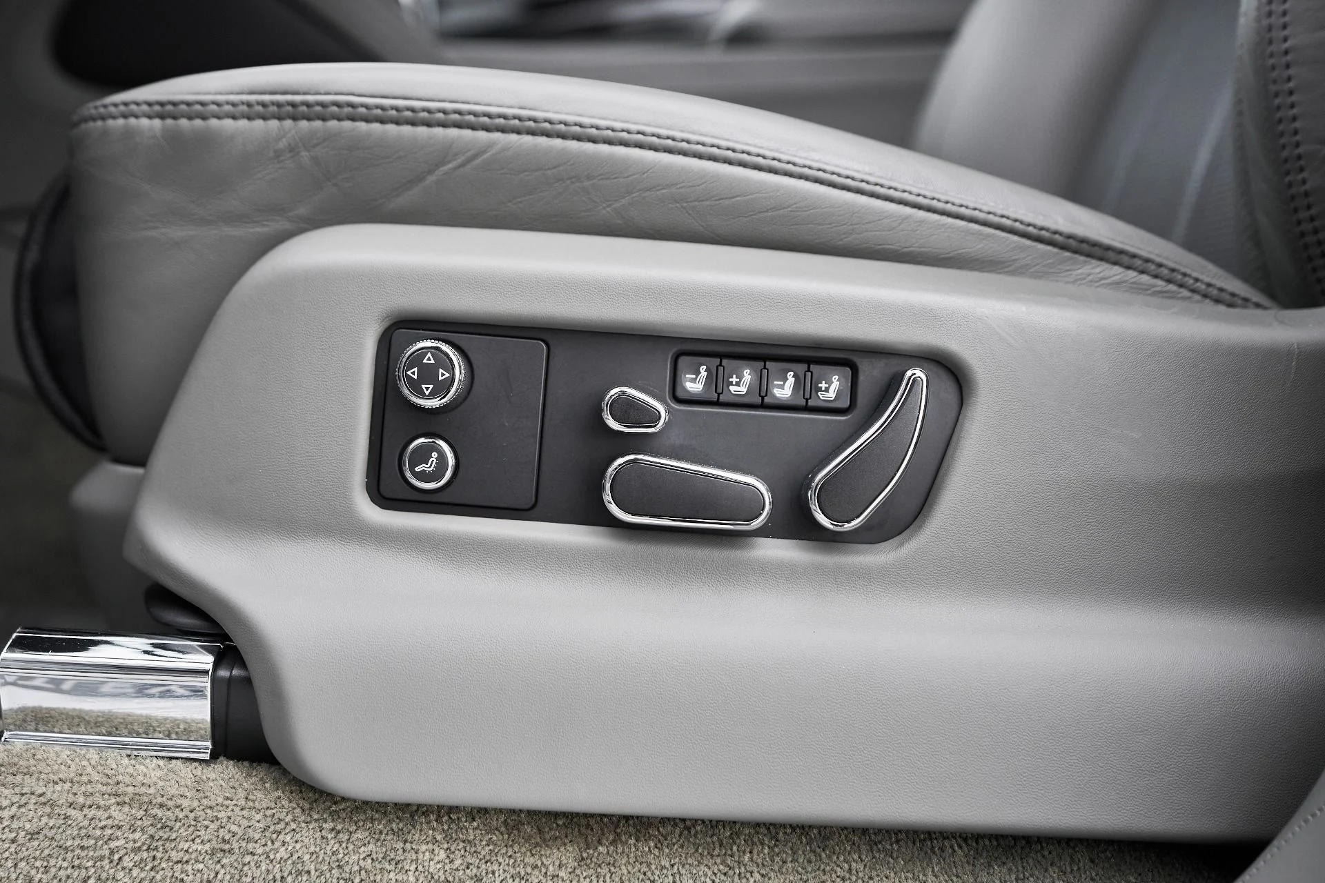 mph033_2349757803_Used_2023_Bentley_Bentayga_EWB_Azure_1763502518_0eb831126c