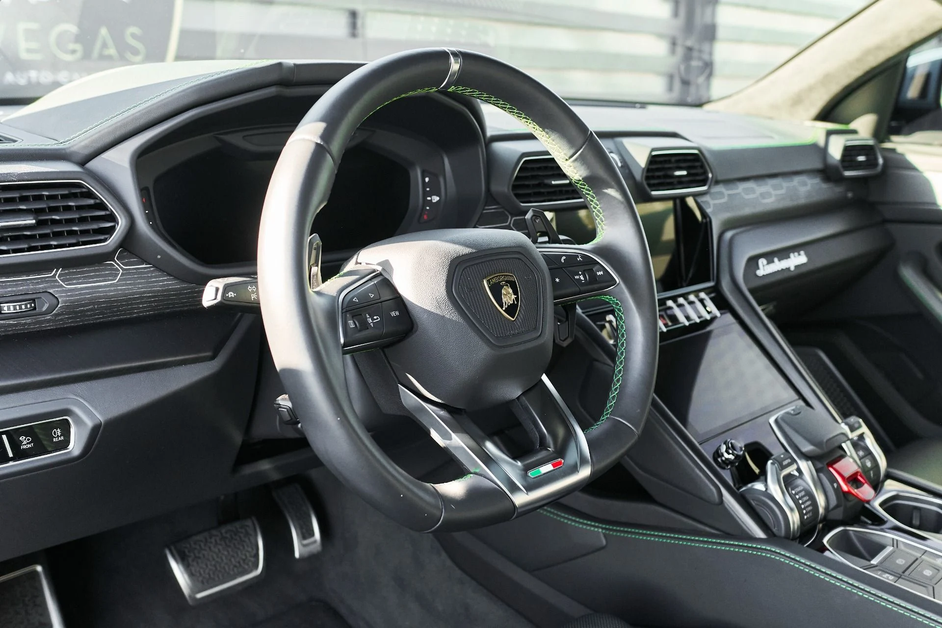 mph033_2355450723_Used_2021_Lamborghini_Urus_1765854494_fe52abbb91