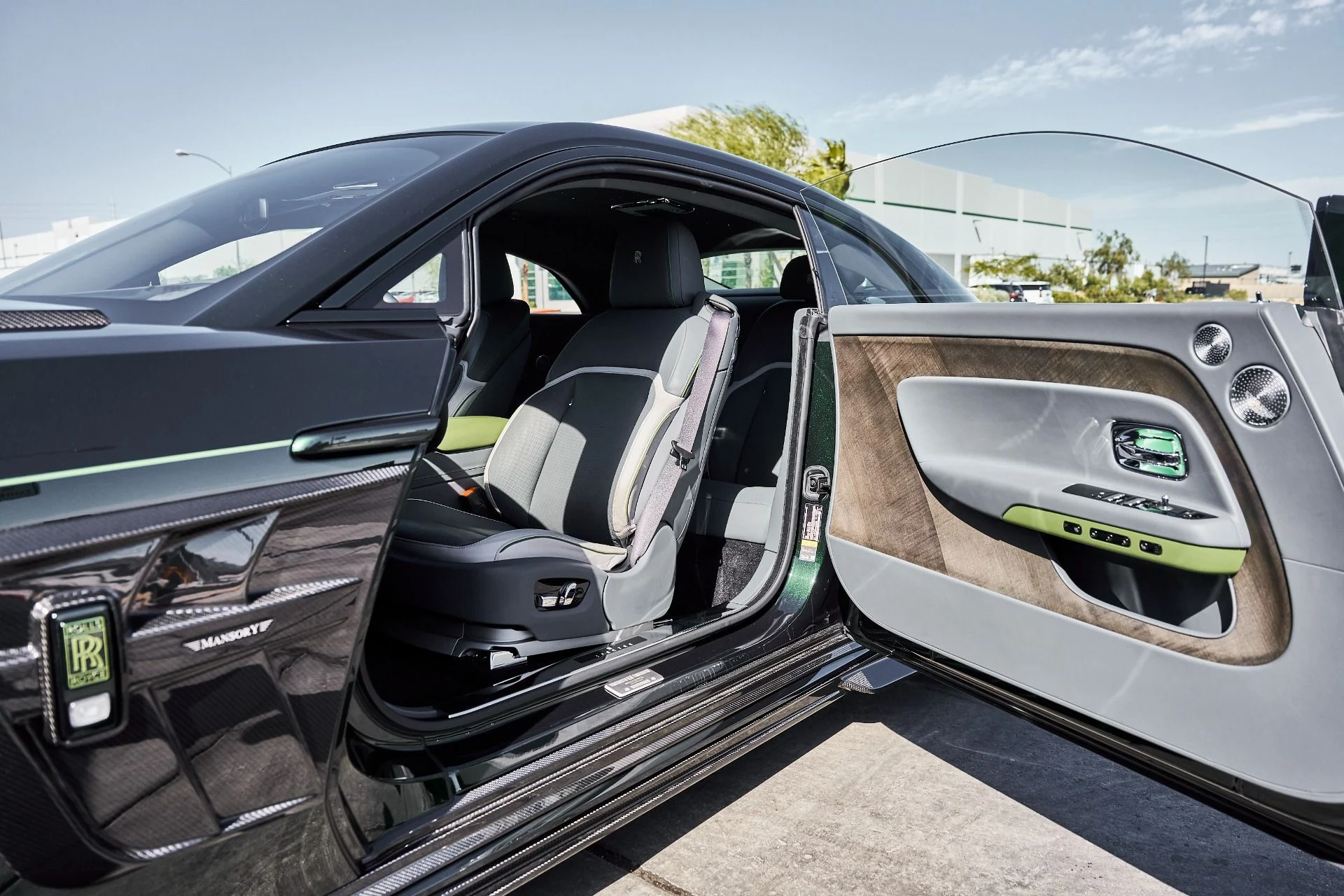 mph033_2364450682_Used_2024_Rolls_Royce_Spectre_Mansory_1776840067_8cb6fabe26