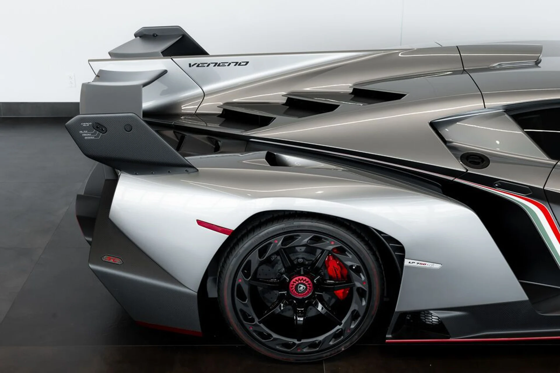 mph033_2369932089_lamborghini_veneno_2014_jpg_v_1779988126_49ea36d093