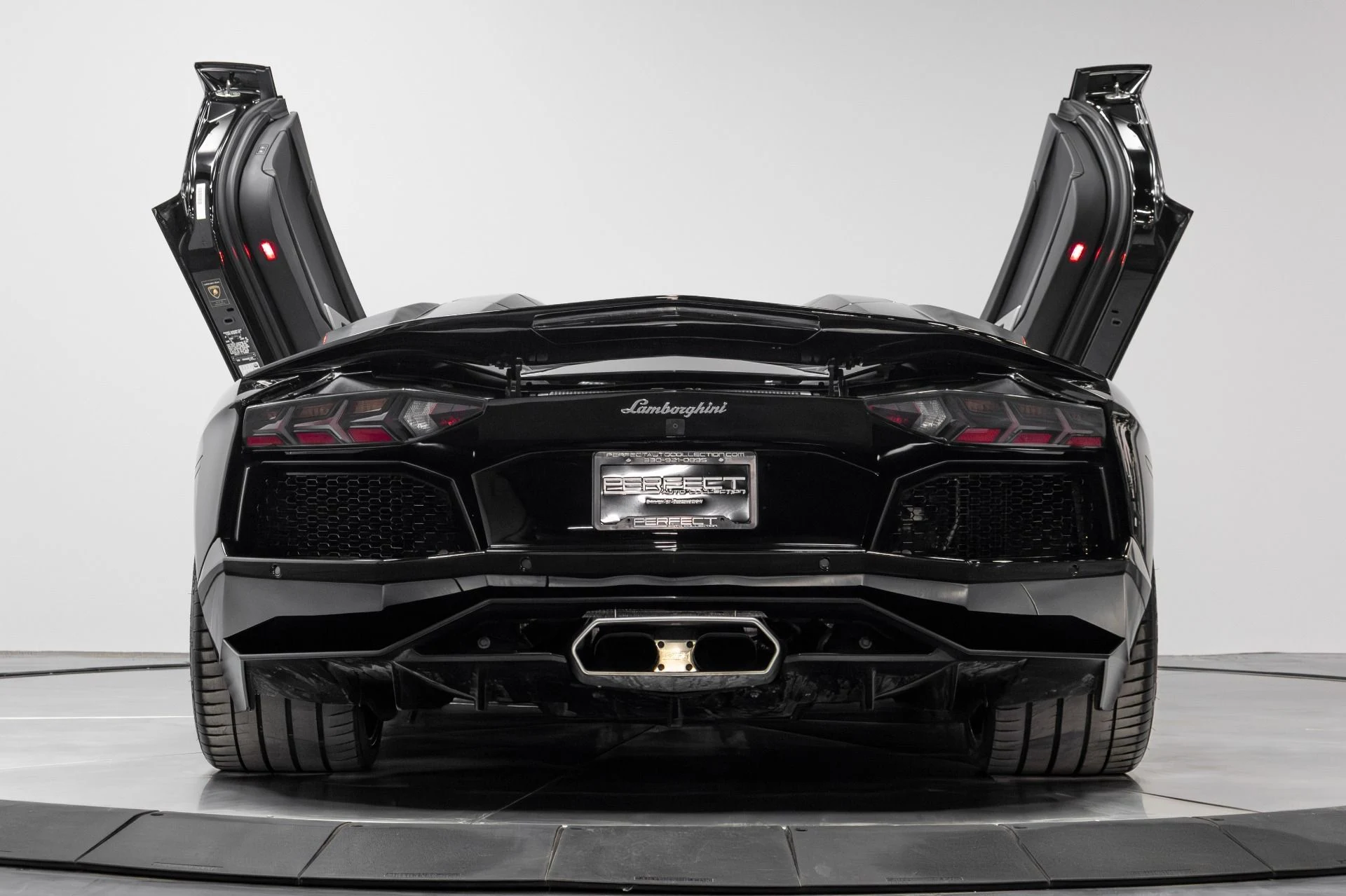 mph033_2411449776_Used_2015_Lamborghini_Aventador_LP_700_4_1770952947_c1e9baa34f