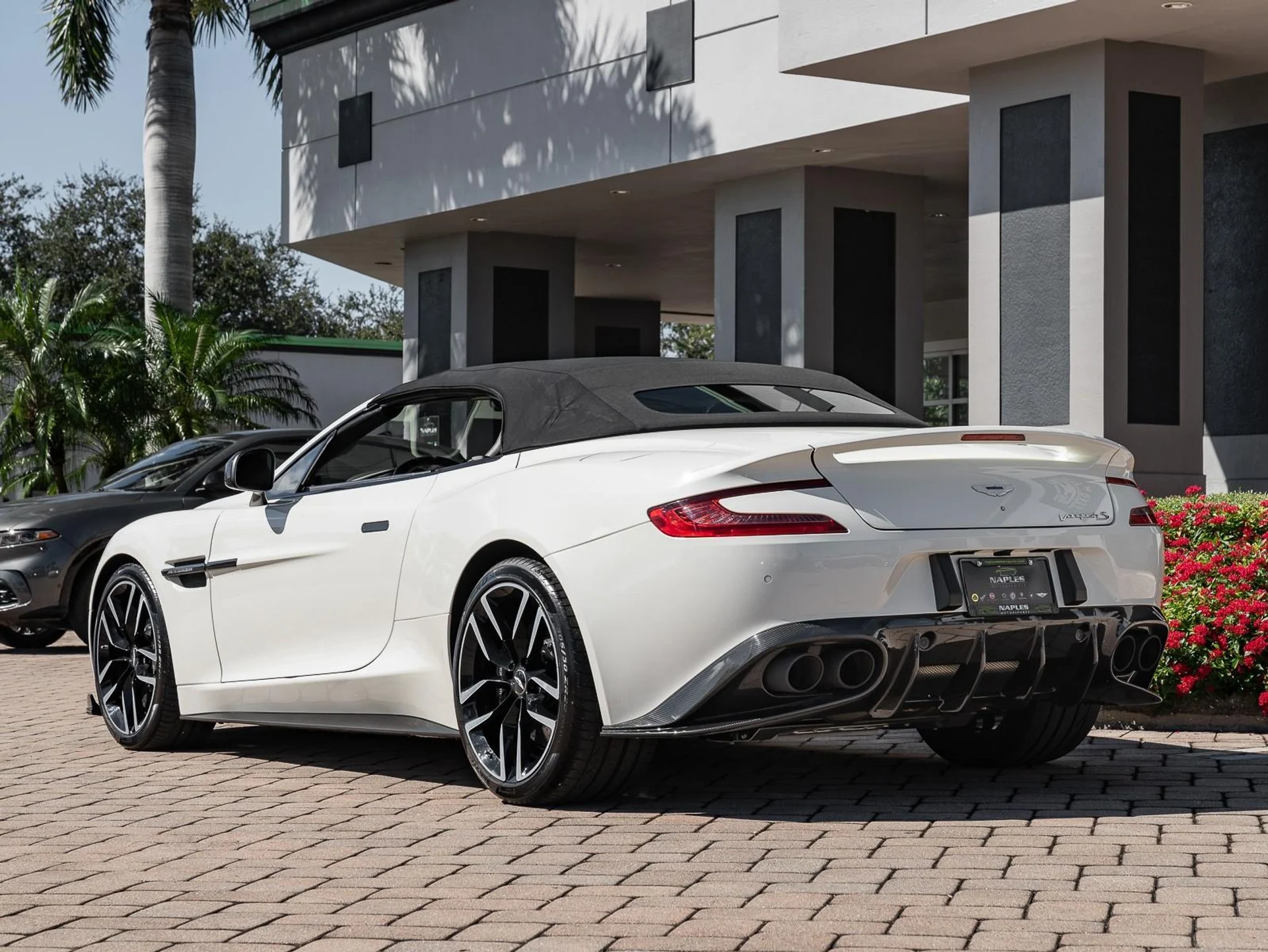 mph033_2417446204_Used_2018_Aston_Martin_Vanquish_S_1759353691_ac4d123403