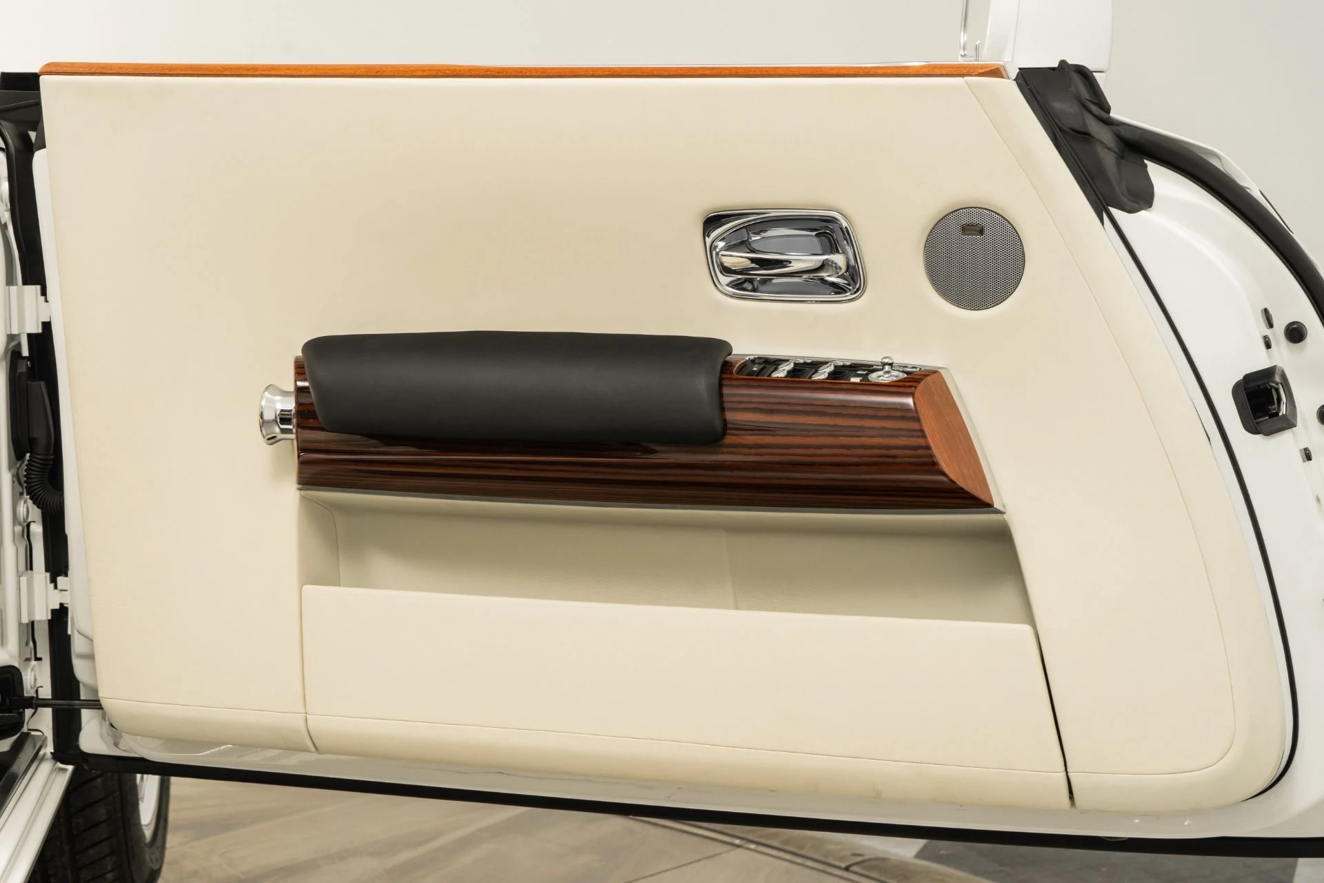mph033_2428842067_Used_2008_Rolls_Royce_Phantom_Drophead_Coupe_Teak_Decking_Stainless_Bonnet_1780339567_2fff6cf007