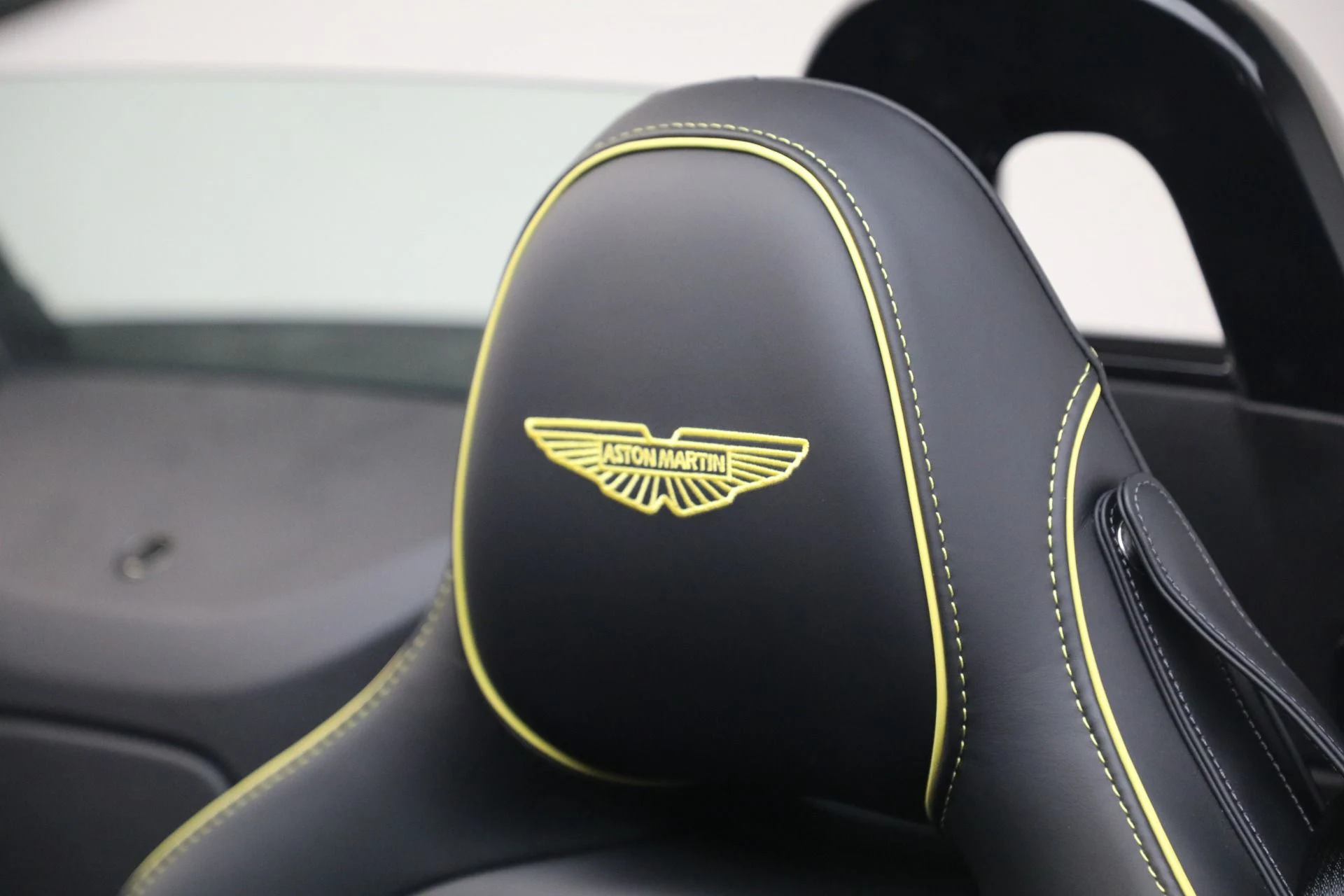 mph033_2434851466_New_2026_Aston_Martin_Vantage_Roadster_1790027458_4fc9d61f40