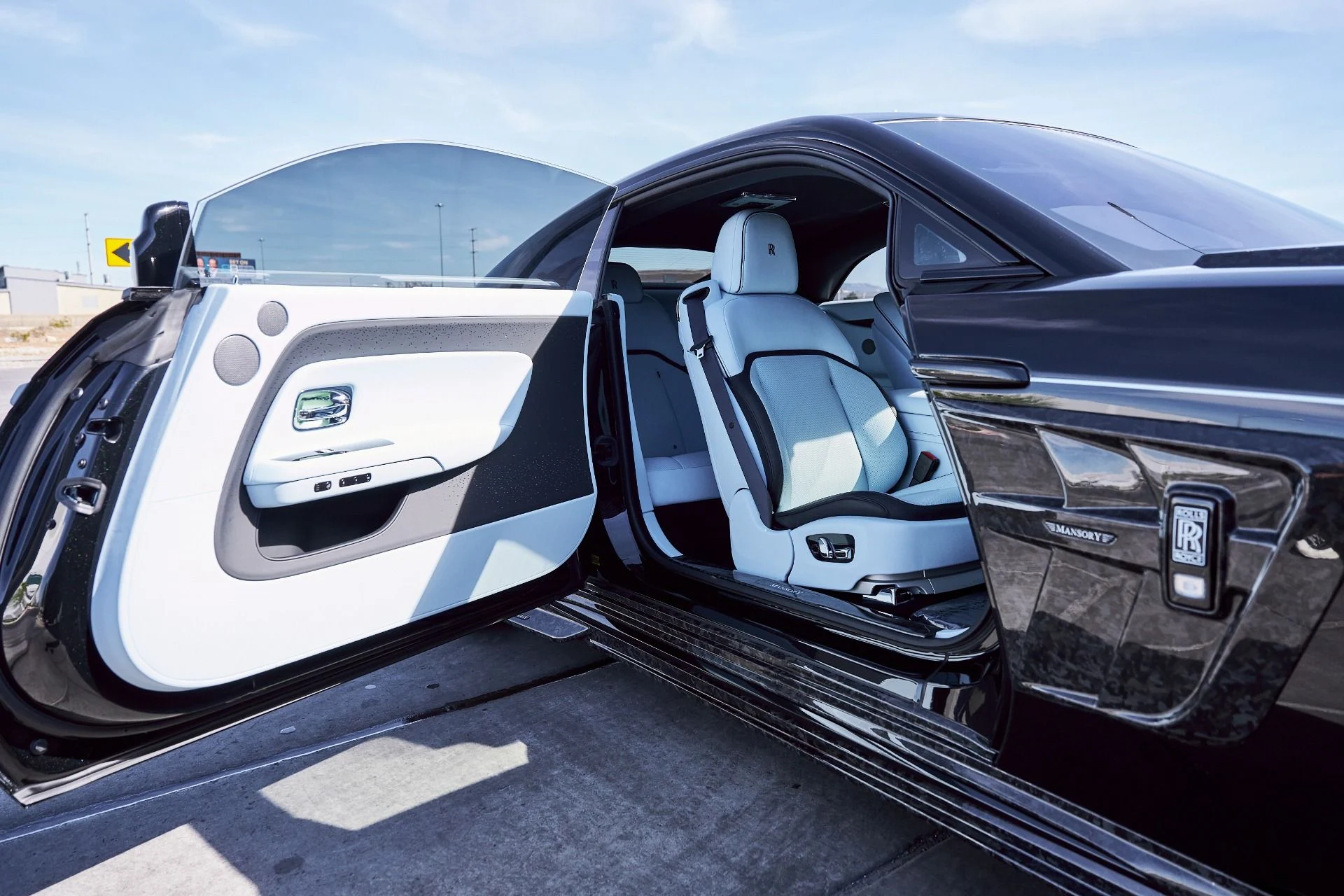 mph033_2456784573_Used_2025_Rolls_Royce_Spectre_Base_1773452489_89af5c6b43