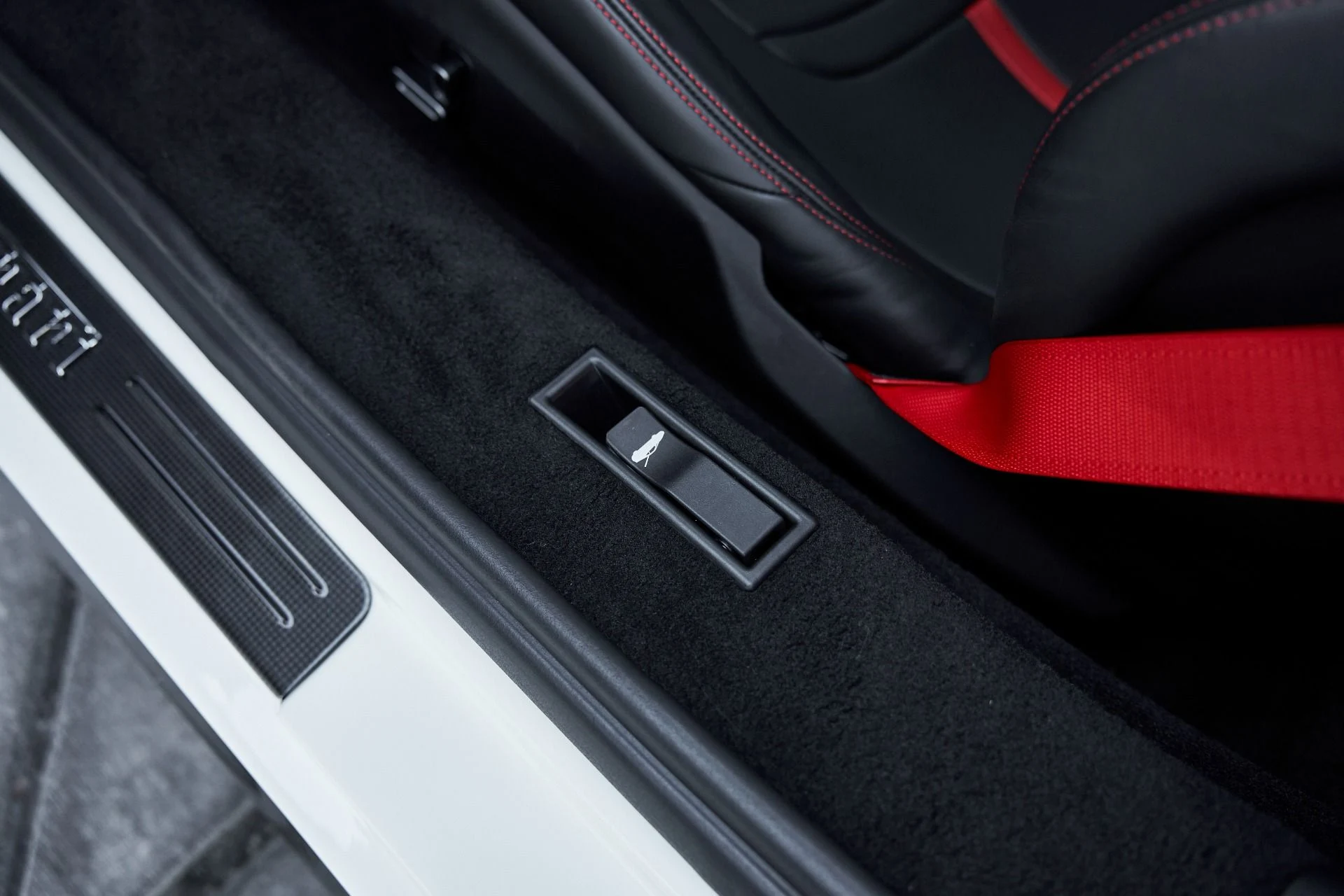 mph033_2471676296_Used_2023_Ferrari_SF_90_Stradale_Base_1762650970_afa4f61912