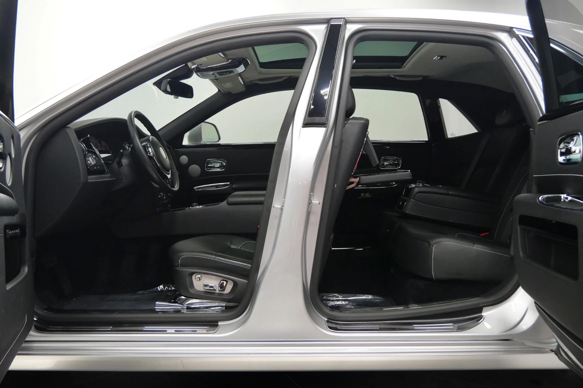 mph033_2471863623_Used_2013_Rolls_Royce_Ghost_Rear_Seat_Entertainment_Picnic_Tables_V12_Power_1766770444_eaab513407