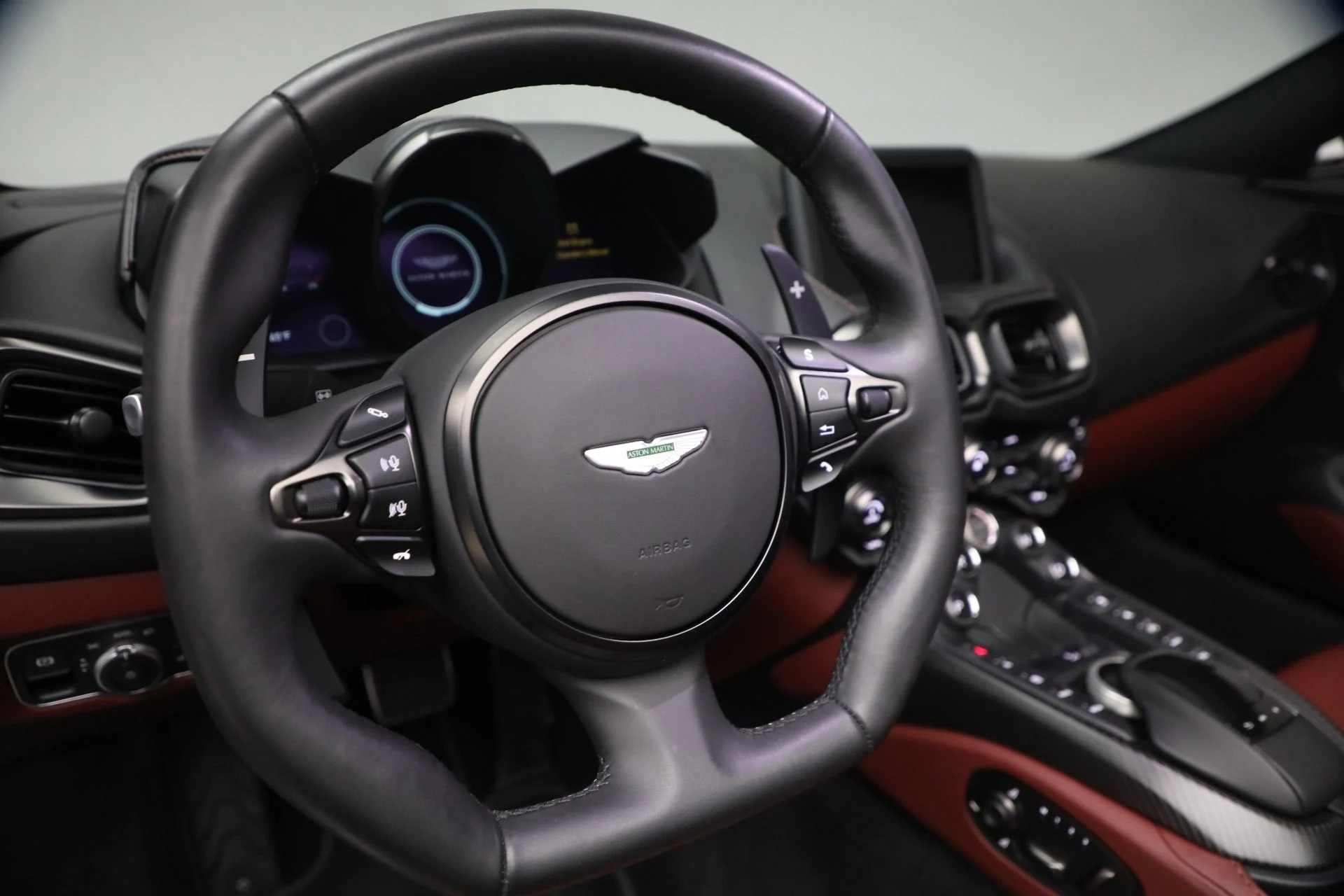 mph033_2474695629_Used_2021_Aston_Martin_Vantage_1764880988_4bd4958917