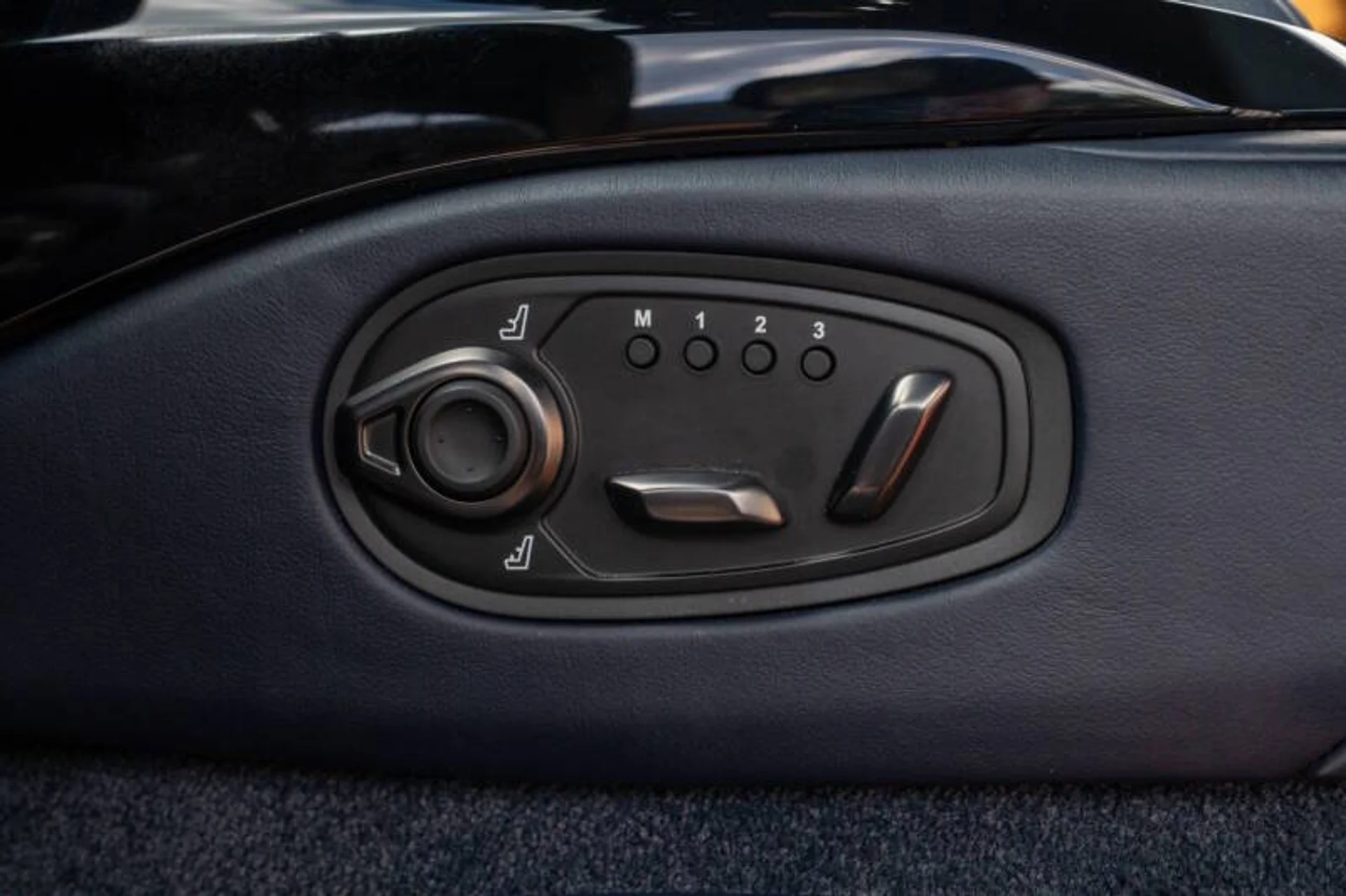 mph033_2508731411_2020_aston_martin_vantage_base_2dr_coupe_1d69f5394d