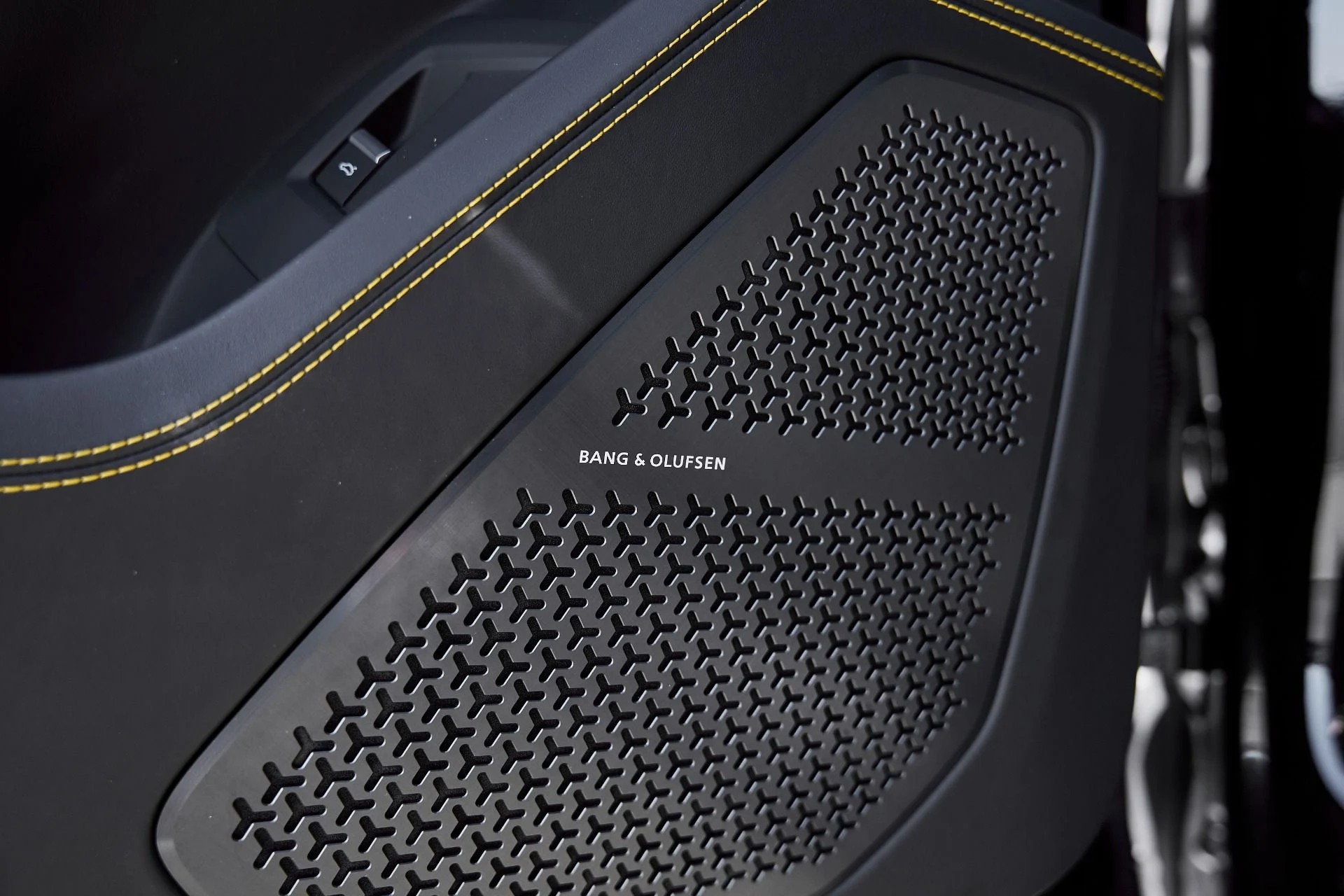 mph033_2533389608_Used_2024_Lamborghini_Urus_S_1770085871_3bc4ccd187