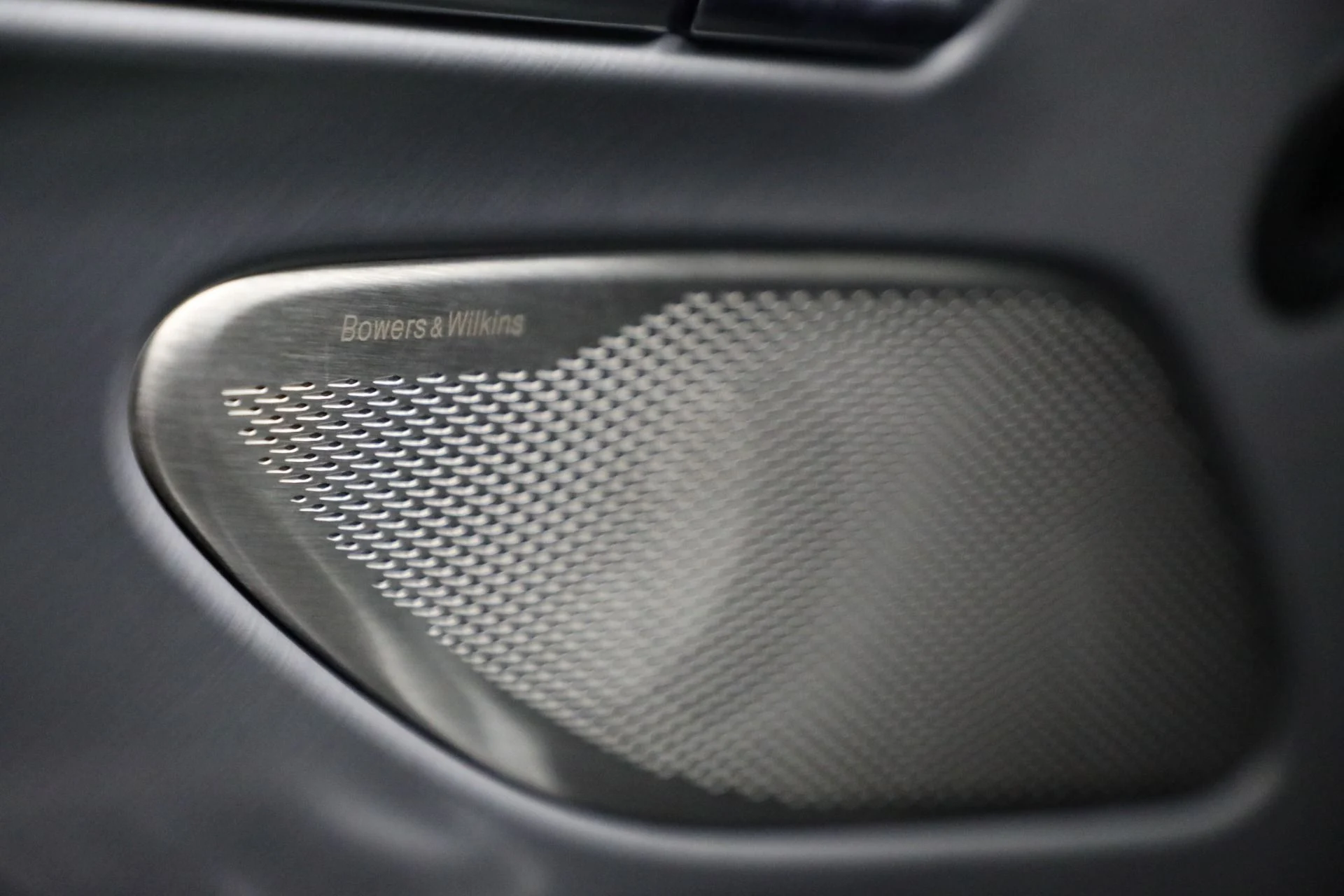 mph033_25453206_New_2025_Aston_Martin_Vanquish_015646d914