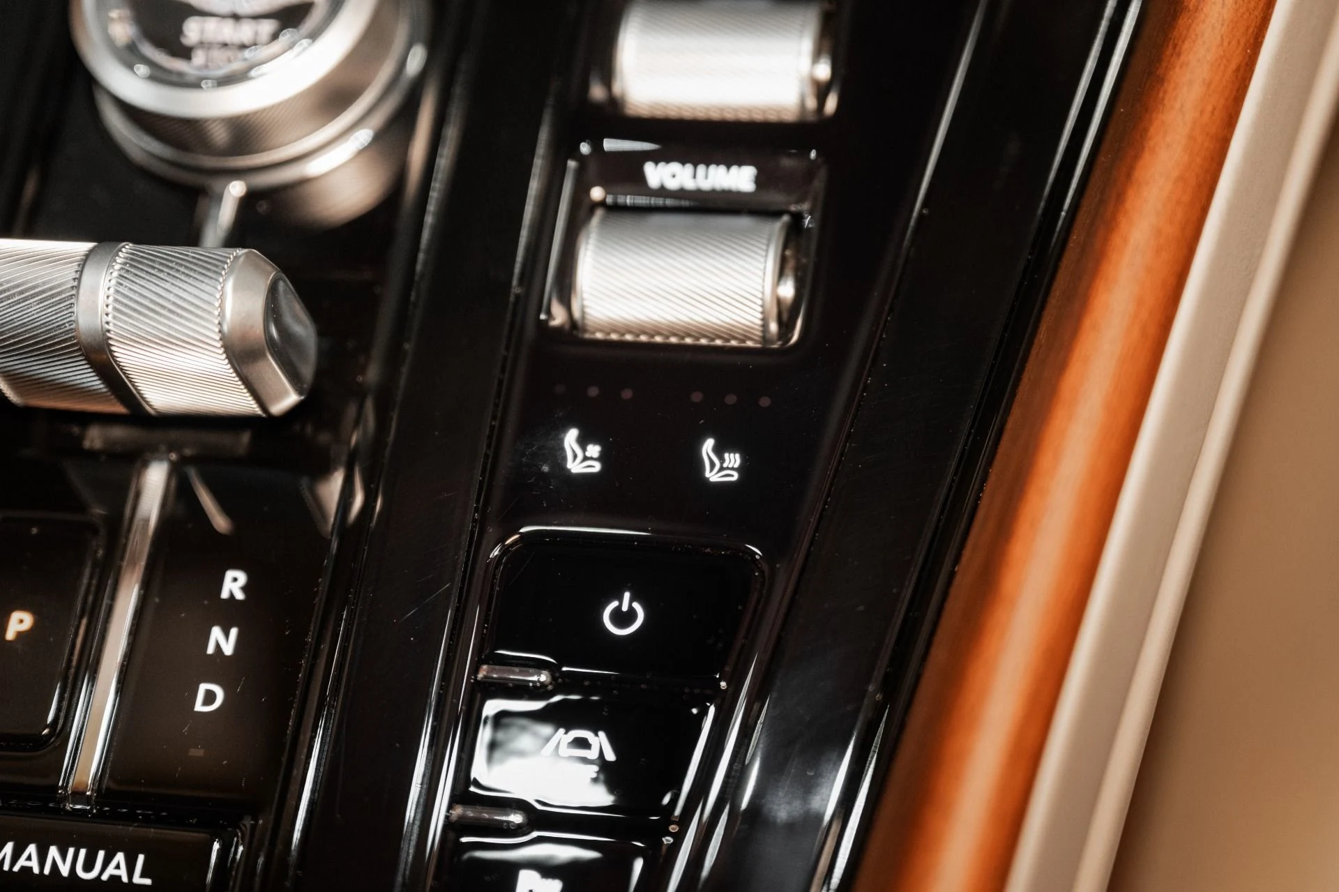 mph033_2555582048_Used_2025_Aston_Martin_DB_12_V8_1762356826_6b51d790ad