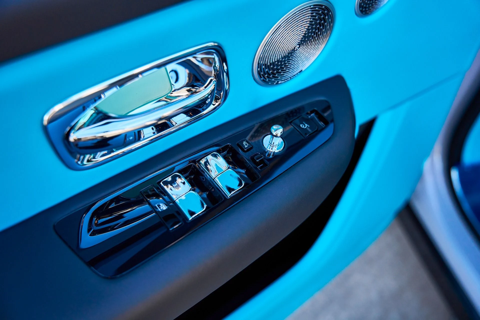 mph033_2586015019_Used_2025_Rolls_Royce_Cullinan_Base_1767668798_d5ded05b43