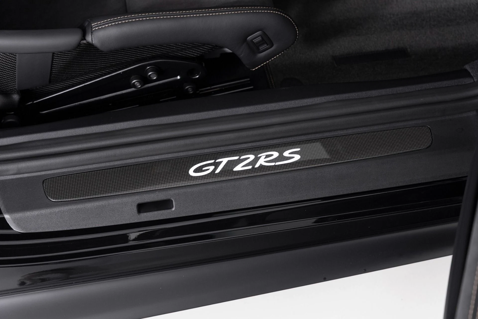 mph033_2613716597_Used_2018_Porsche_911_GT_2_RS_1749688338_420b8c6519