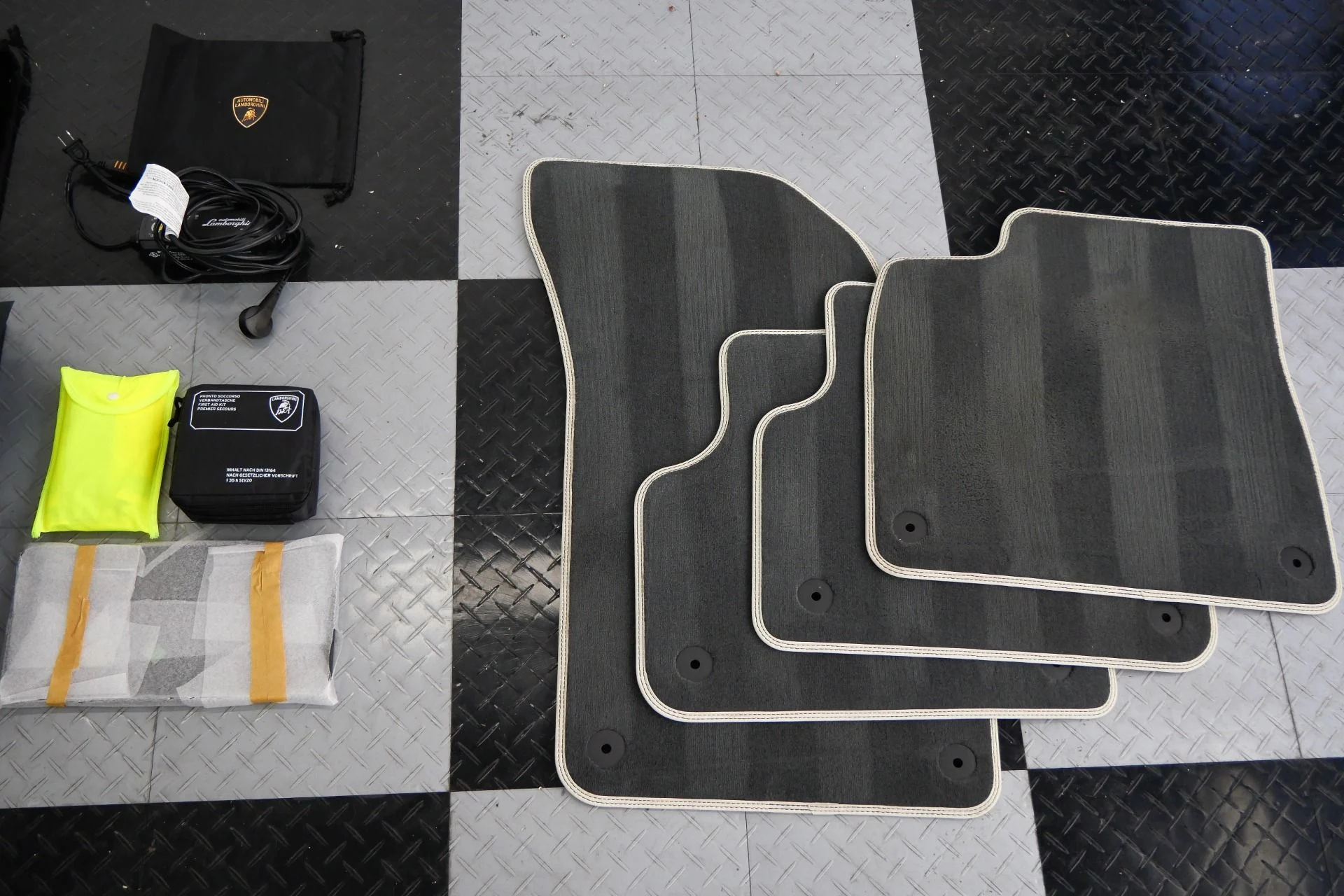 mph033_2631218469_Used_2022_Lamborghini_Urus_23_Inch_Wheels_Two_Tone_Interior_Bang_and_Olufsen_Audio_1775677581_41e6eee369